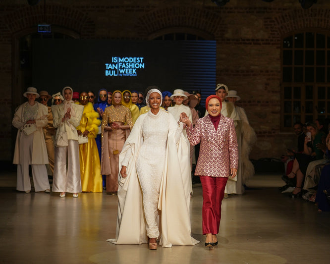 Buttonscarves Gandeng Supermodel Halima Aden di Runway Istanbul Modest Fashion Week 2024
