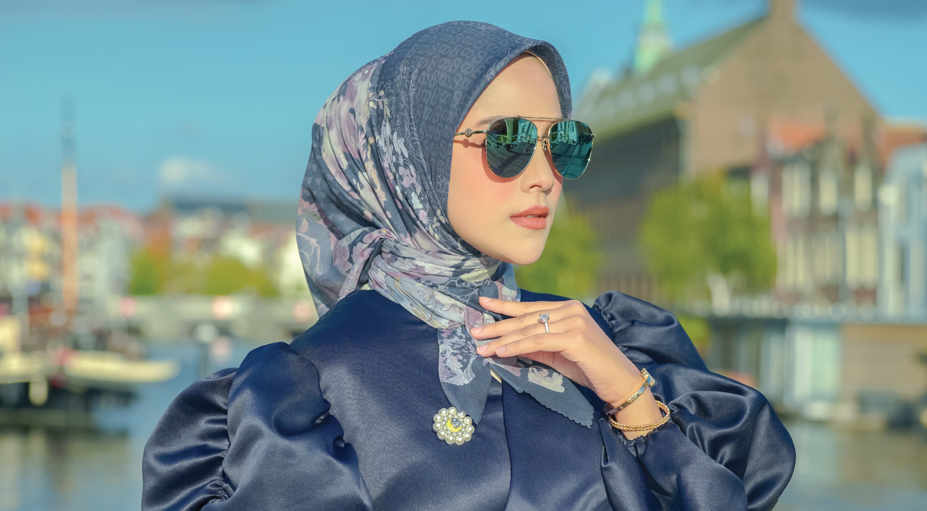 buttonscarves korupsi