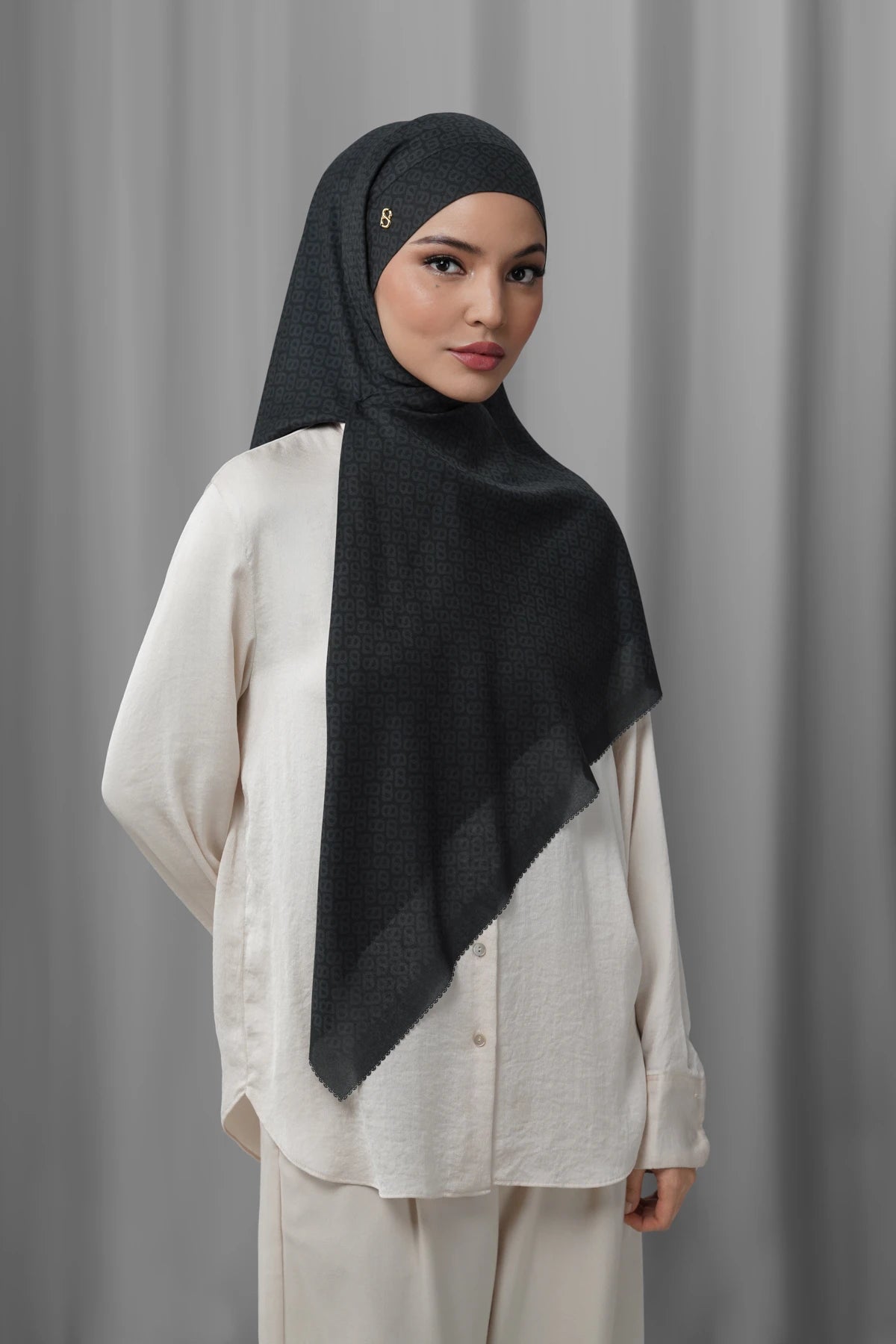Tapis Tie Back Square - Caviar