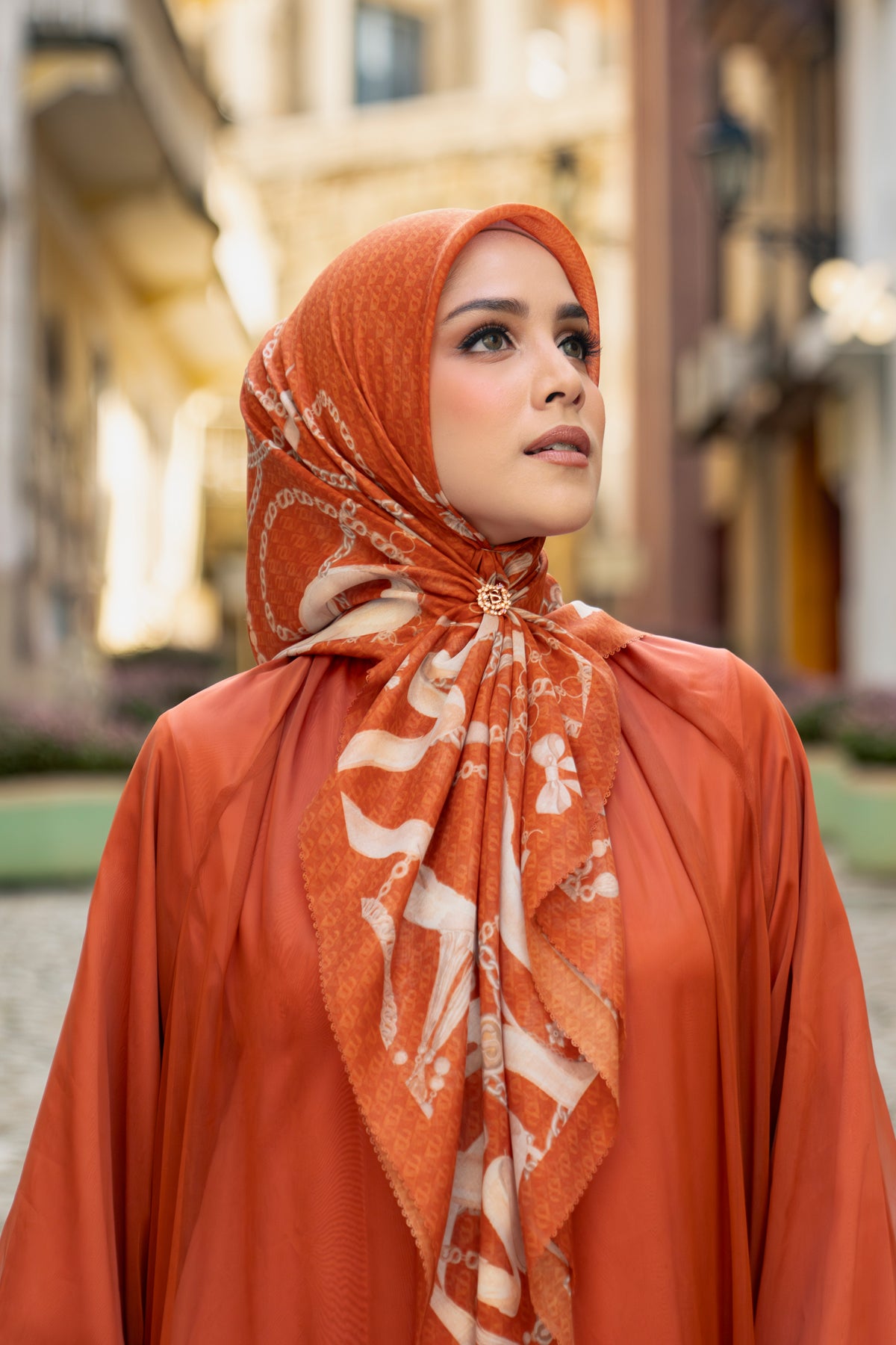 Signature Chain Square - Amber