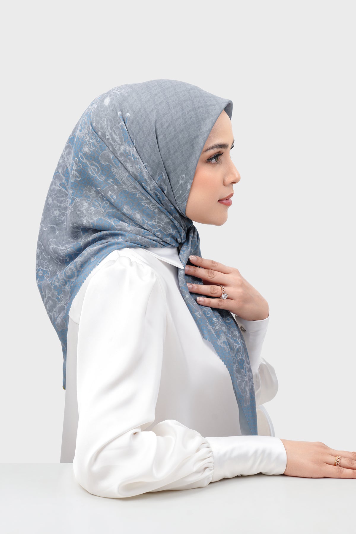 Nada 3 Square - Dancing