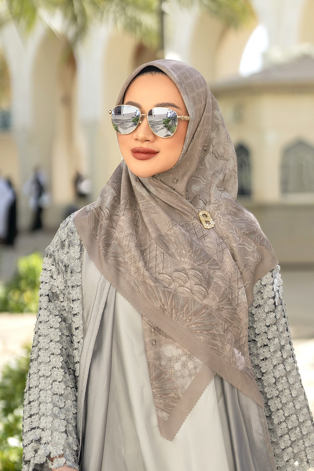 Medina 2 Square - Thoughtful