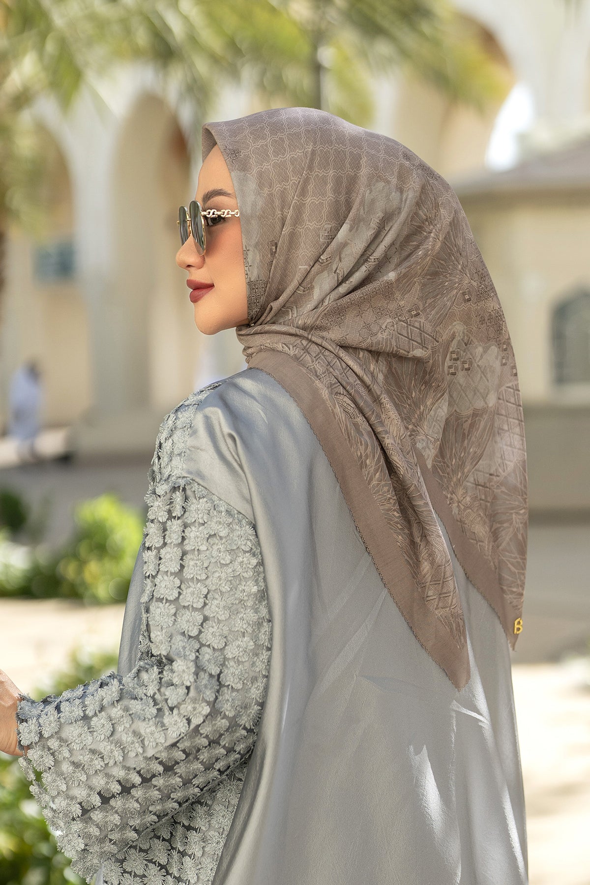 Medina 2 Square - Thoughtful