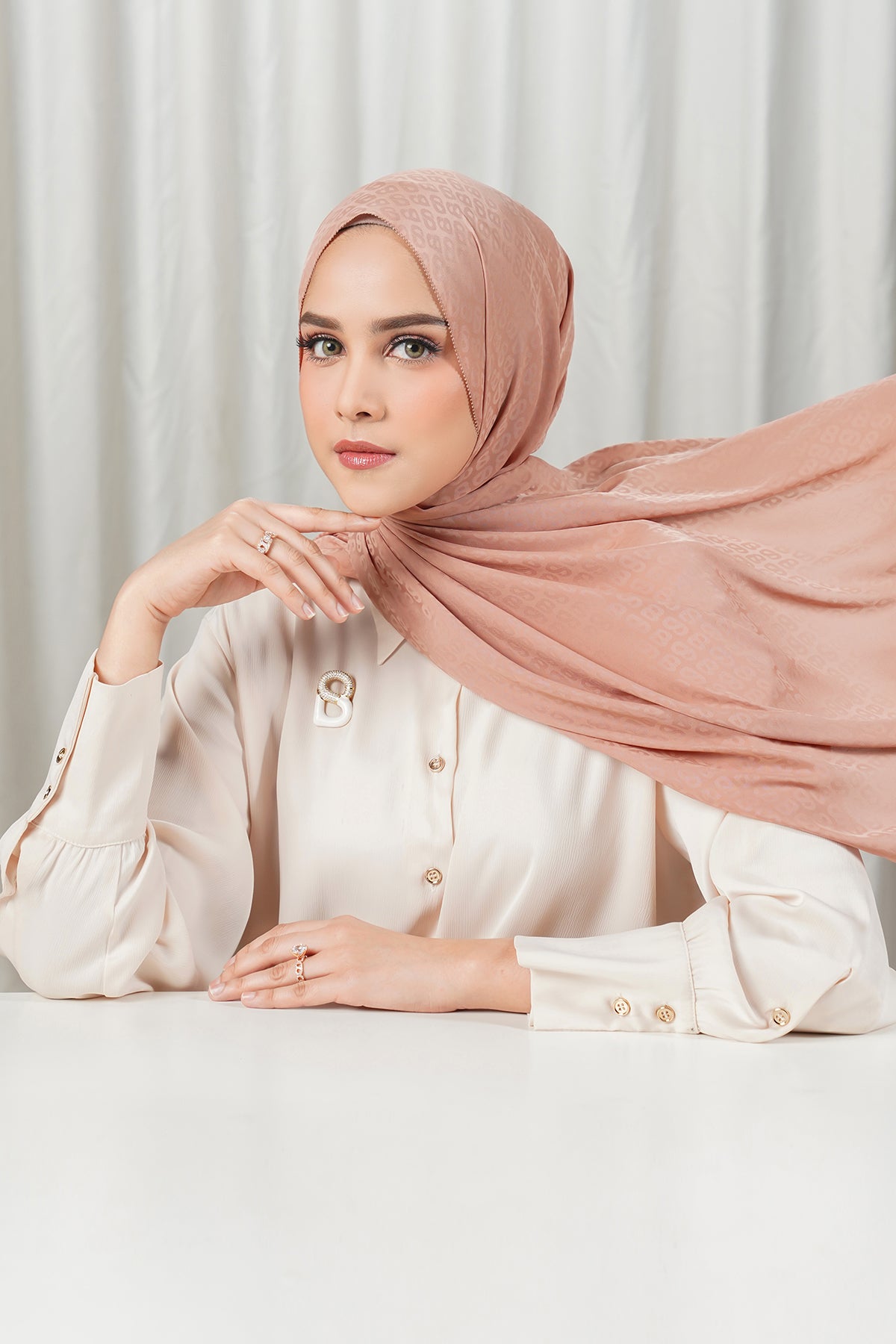 Tapis Satin Jacquard Shawl - Café au Lait