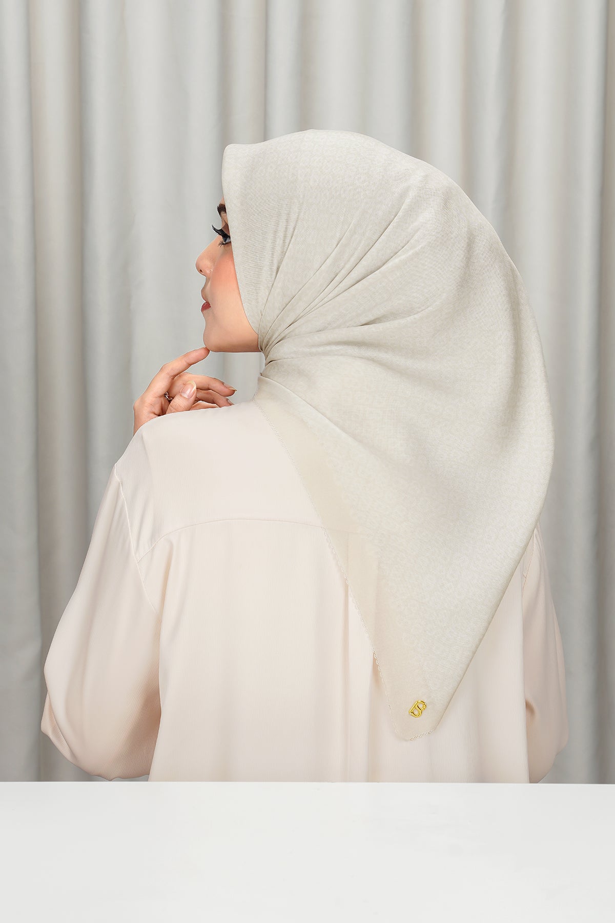 Tapis Square - Antique White