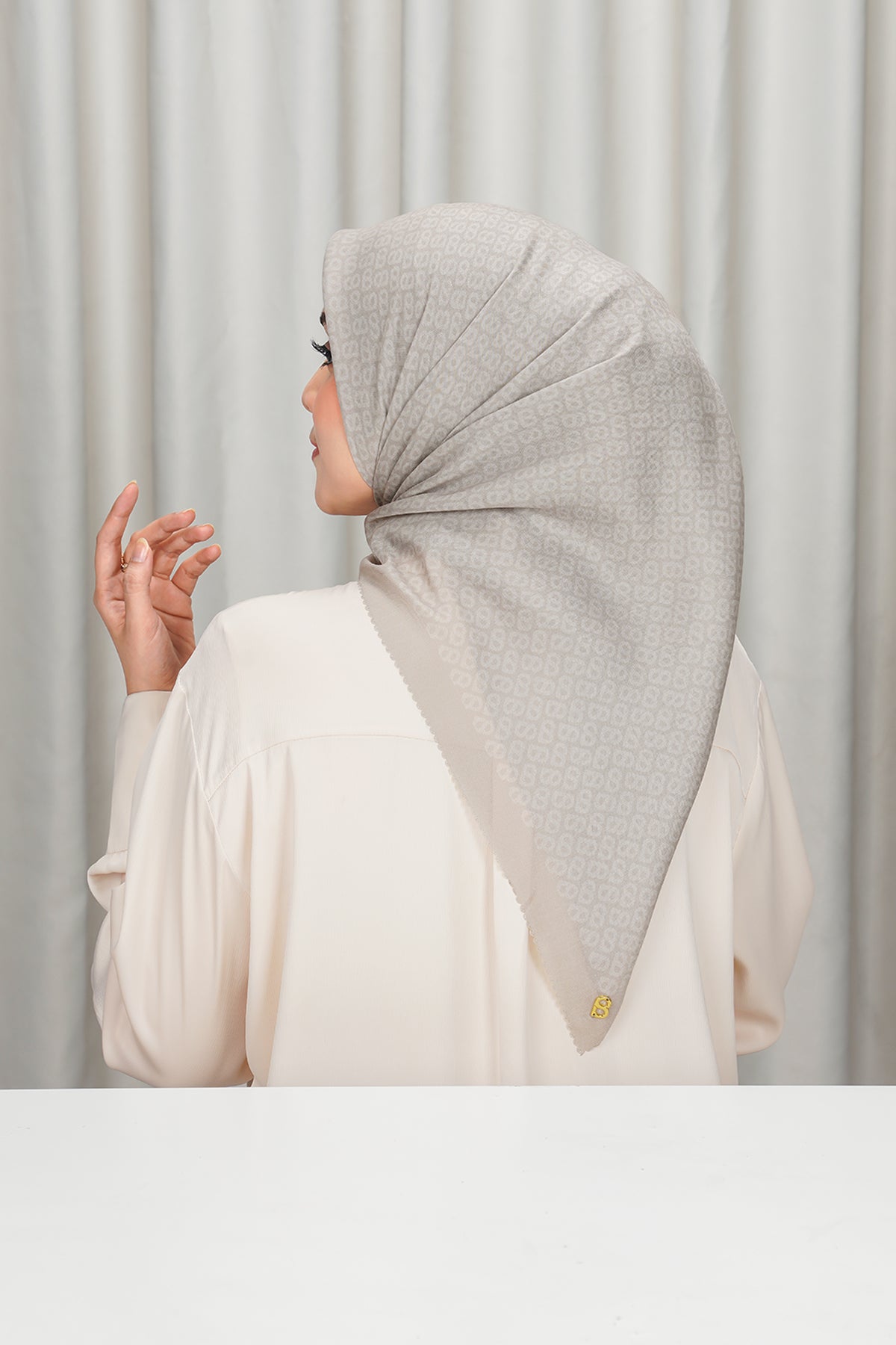 Tapis Square - Cement