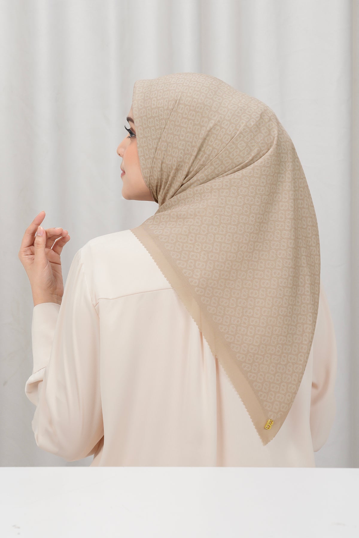 Tapis Square - Hazelnut