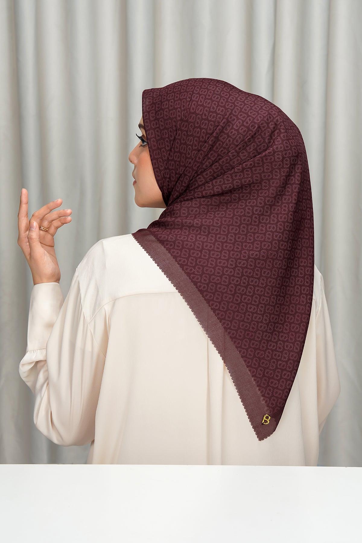 Tapis Square - Red Dahlia