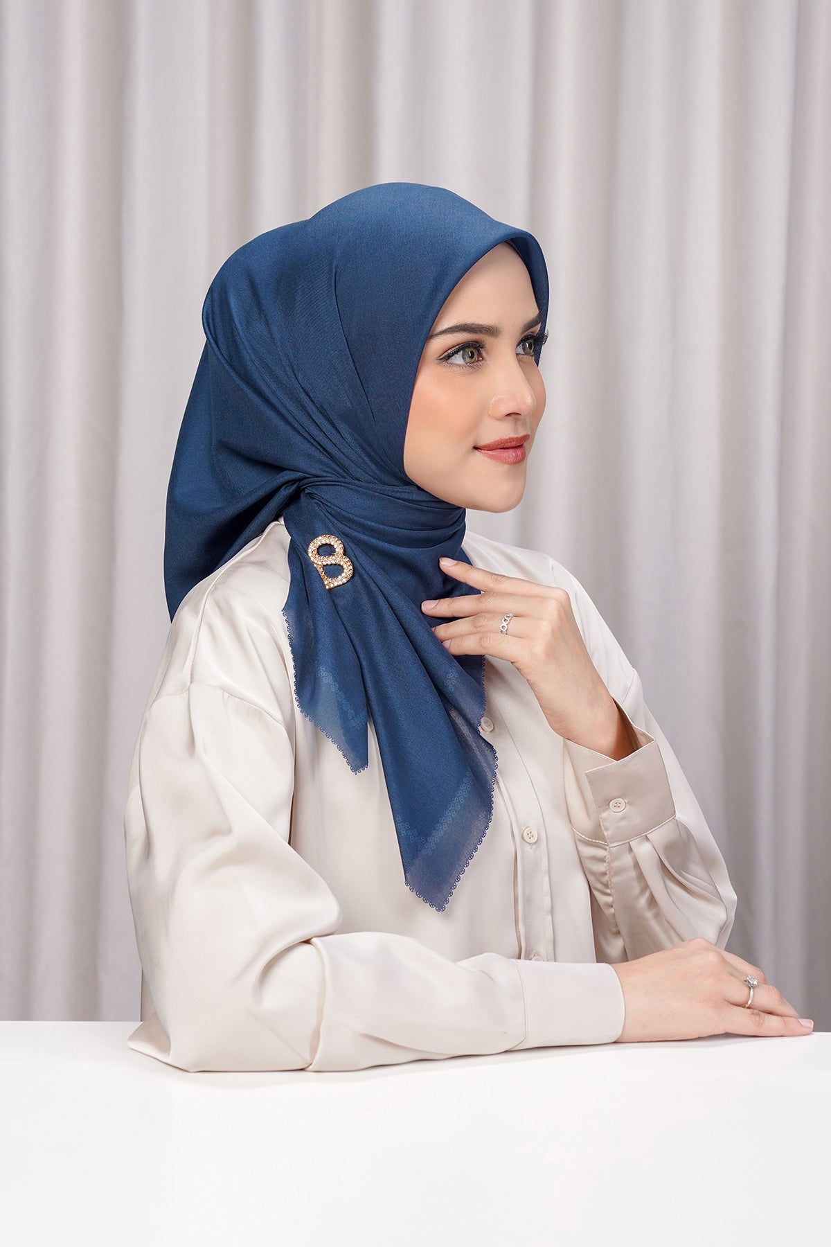 Bugünün Eşarbı - Elbise Mavisi