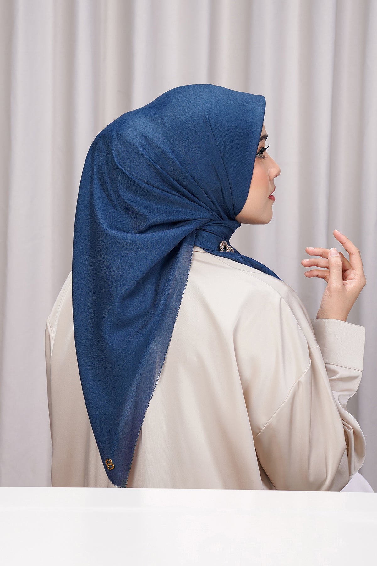 Bugünün Eşarbı - Elbise Mavisi