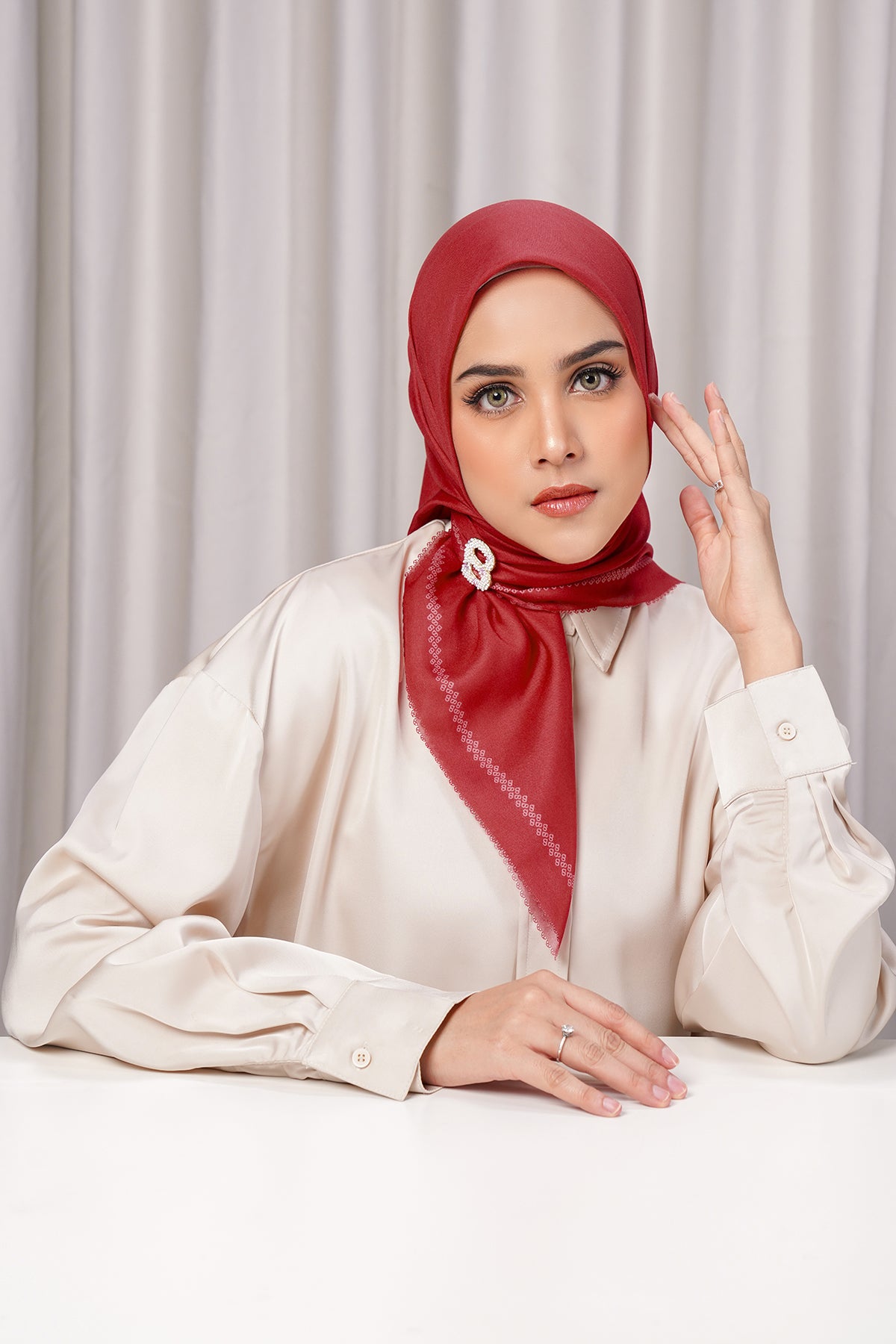 Bugünün Eşarbı - Haute Red