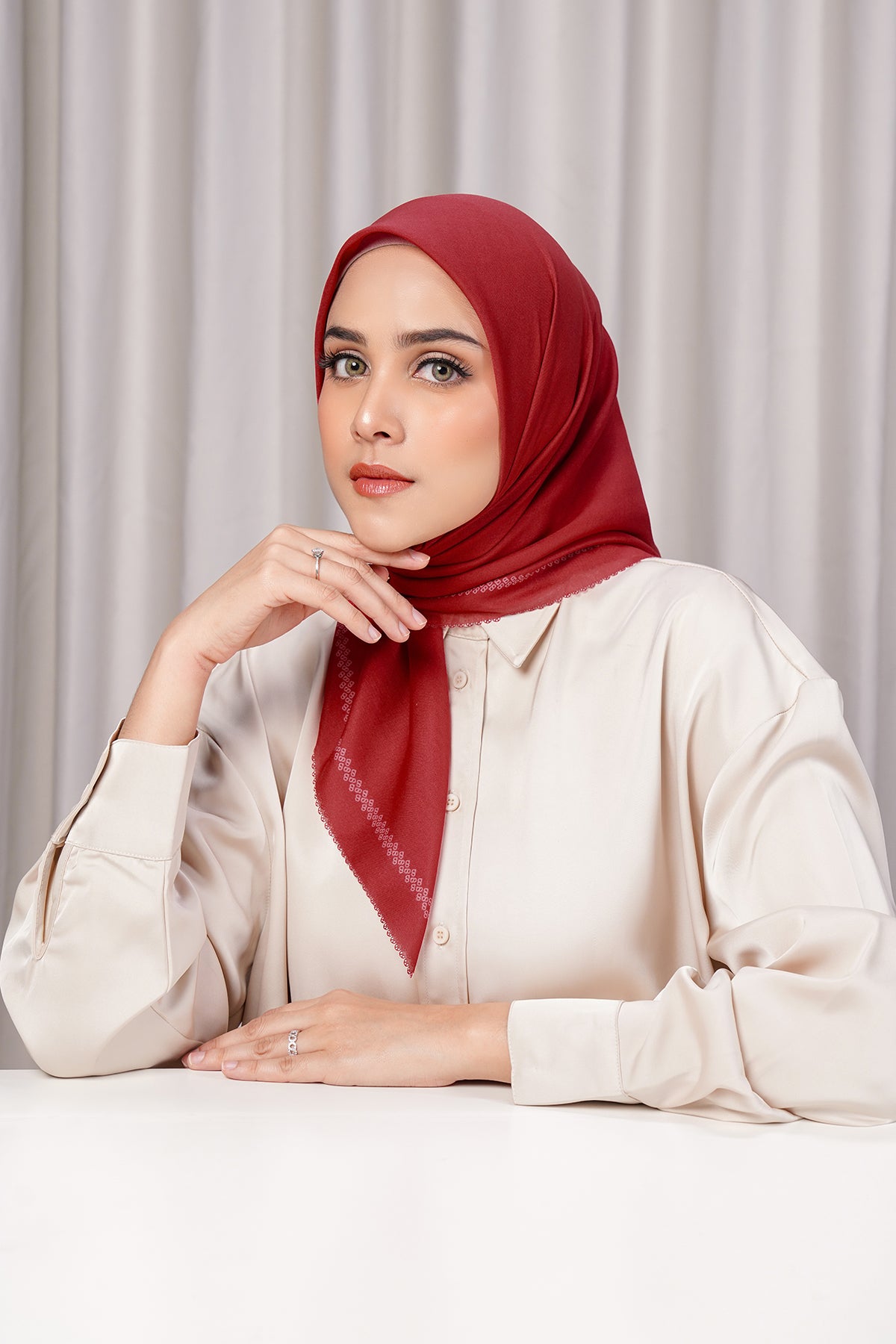 Bugünün Eşarbı - Haute Red