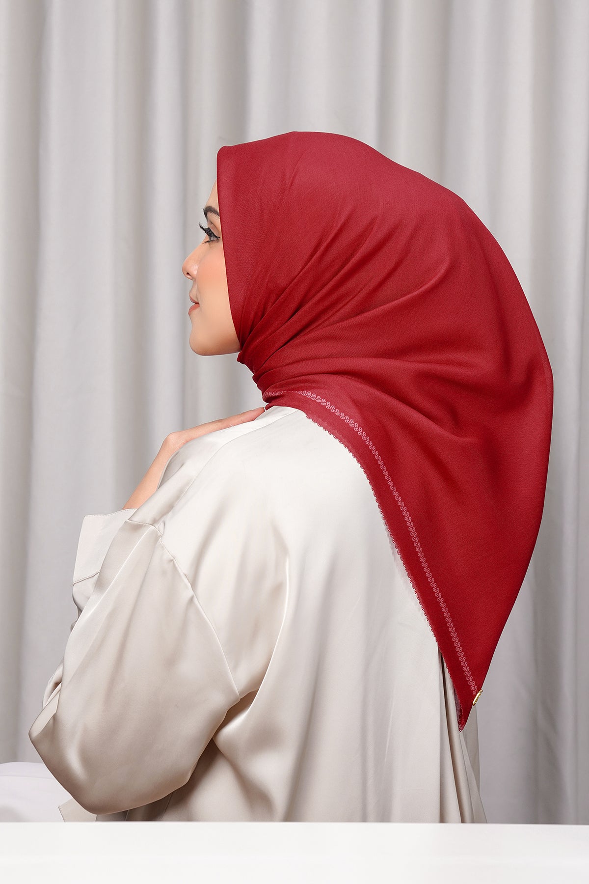 Bugünün Eşarbı - Haute Red