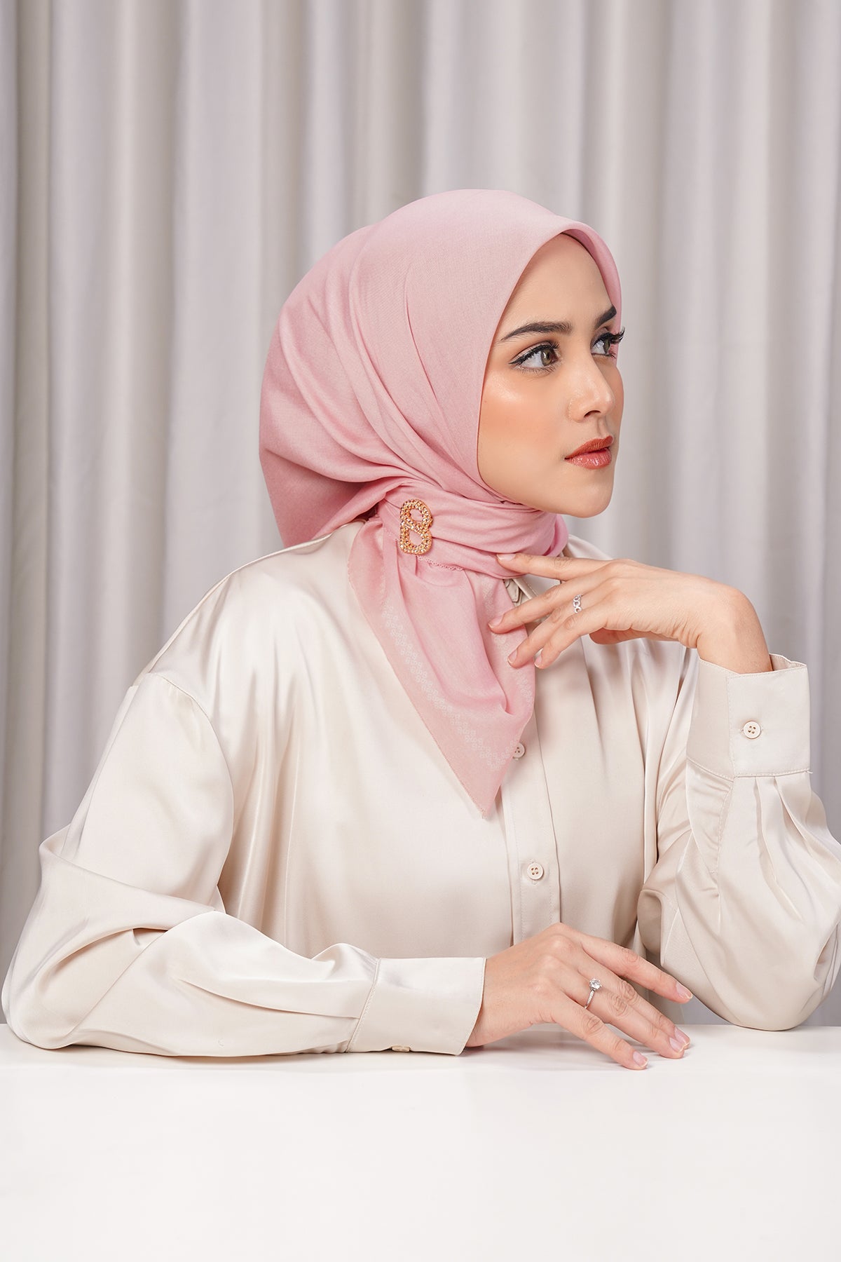 Bugünün Eşarbı - Gümüş Pembe