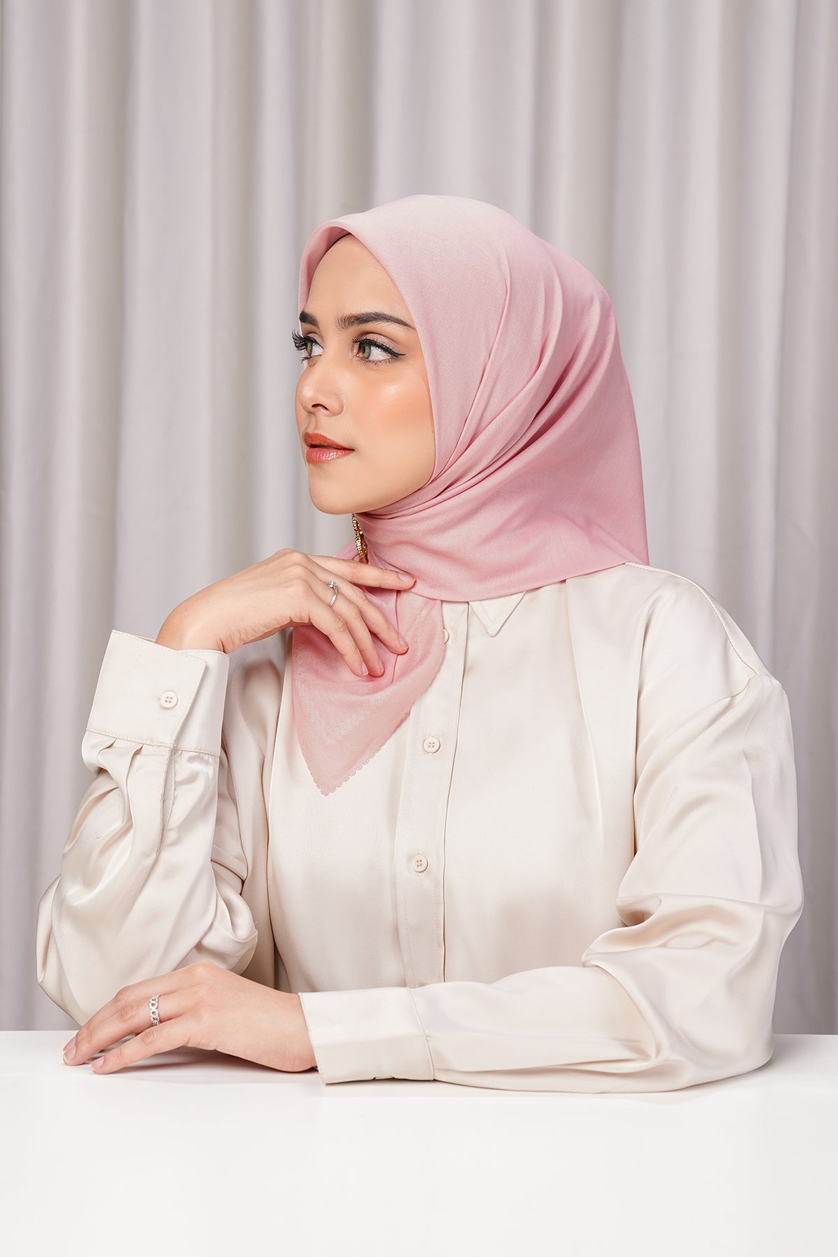 Bugünün Eşarbı - Gümüş Pembe