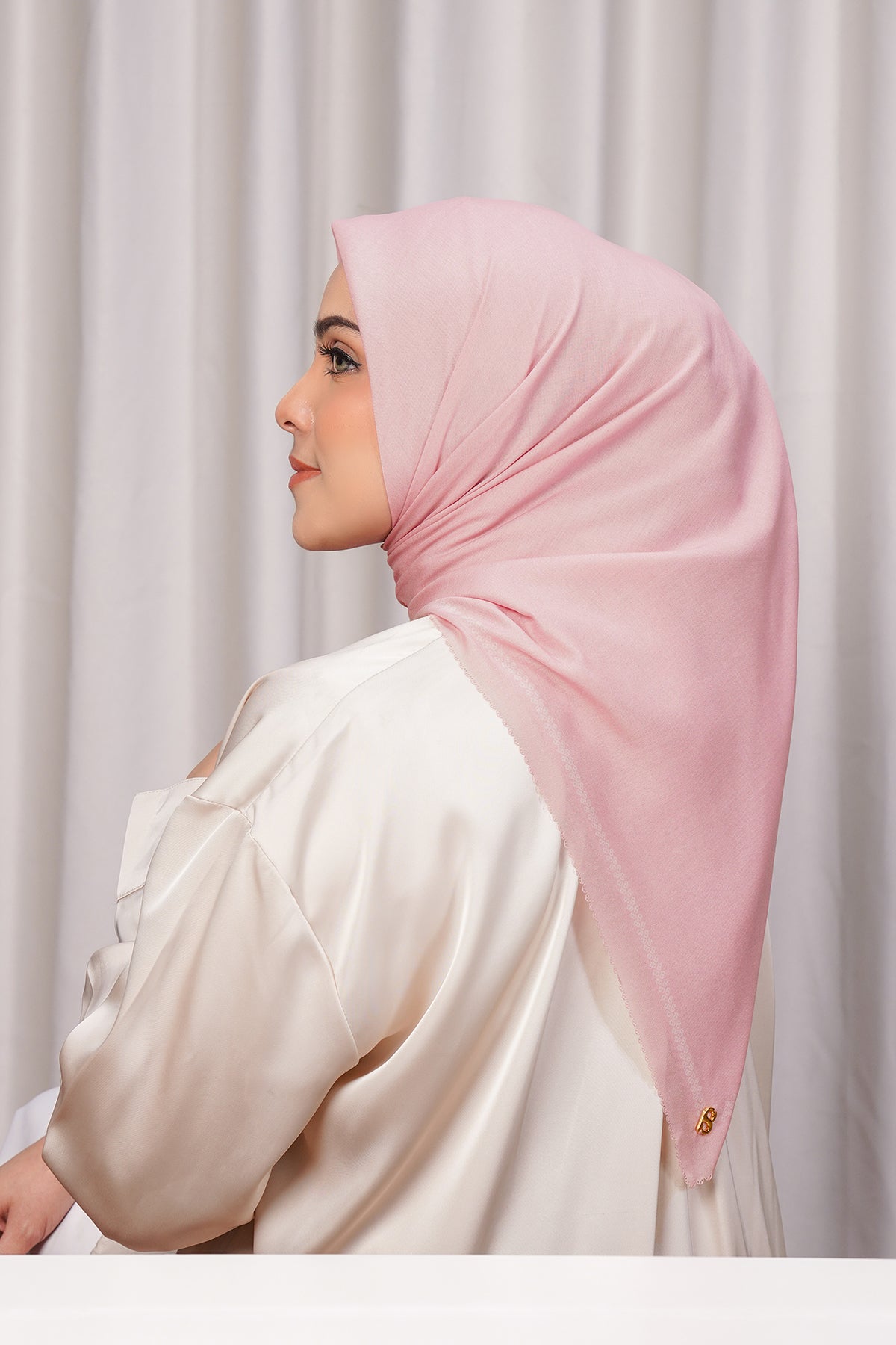 Bugünün Eşarbı - Gümüş Pembe