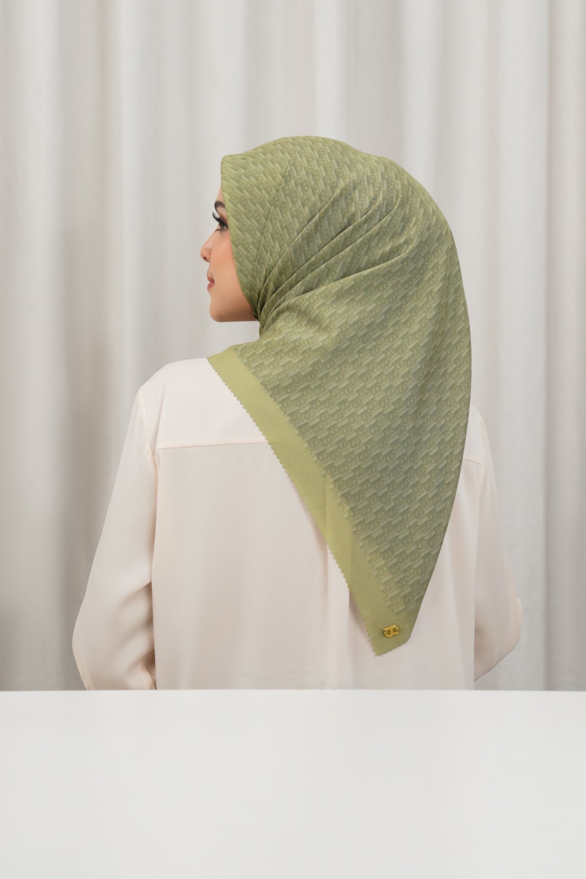 Leena Monogram Square - Boa