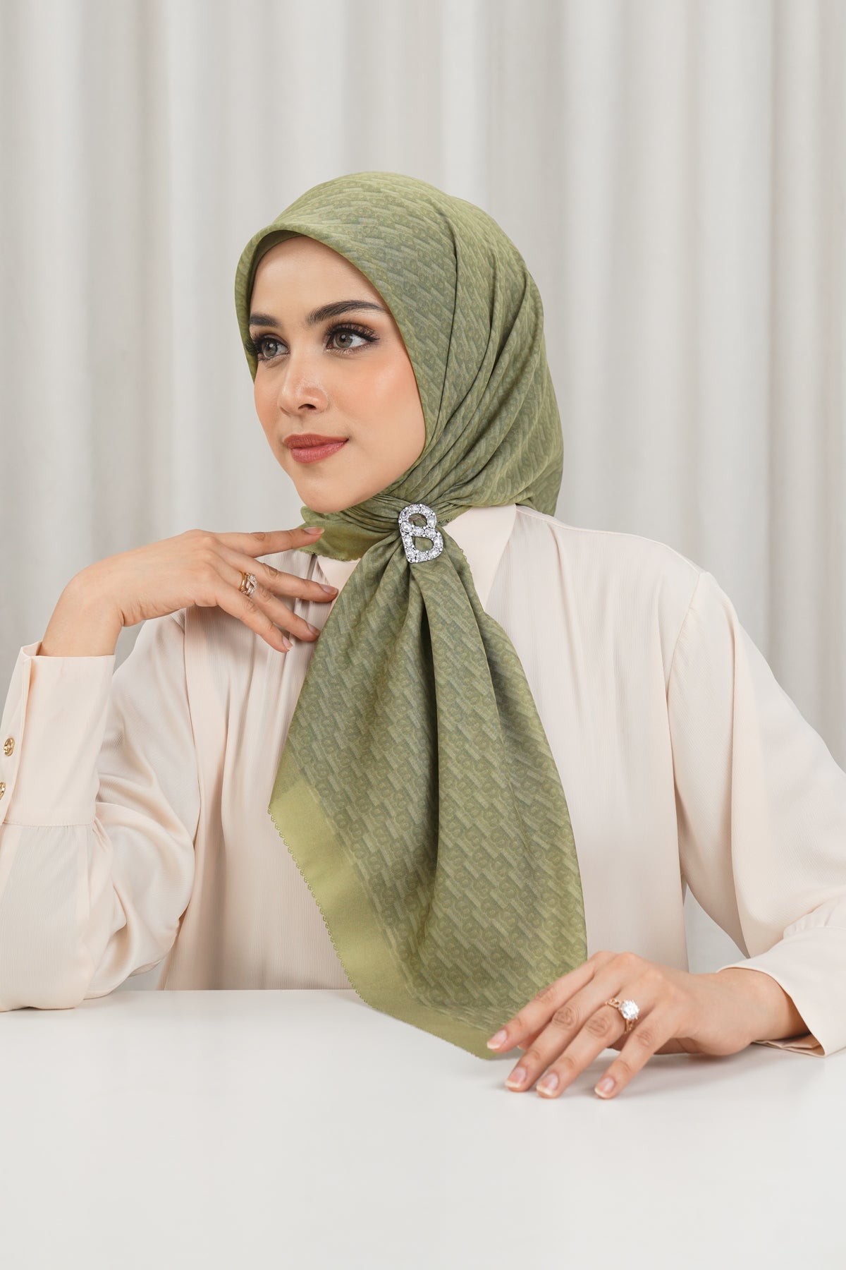 Leena Monogram Square - Boa