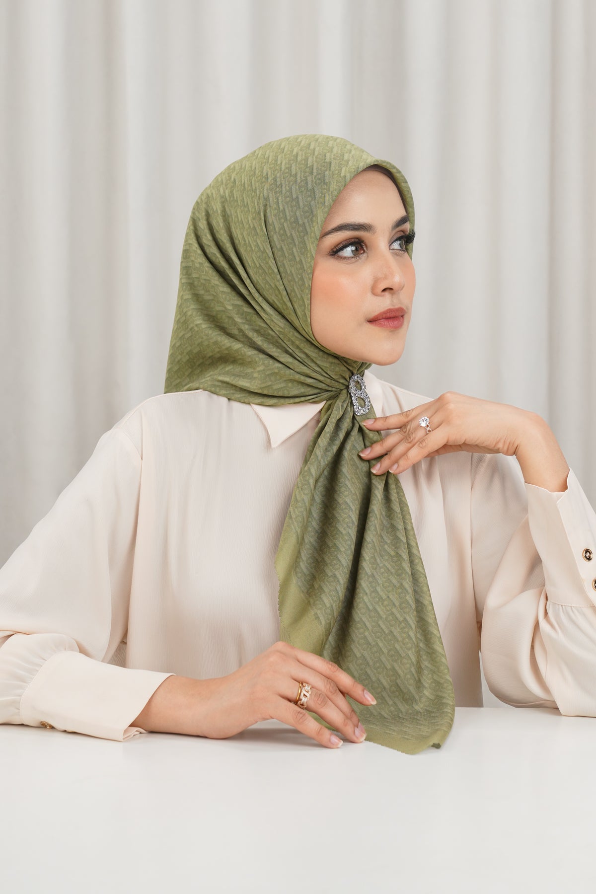 Leena Monogram Square - Boa