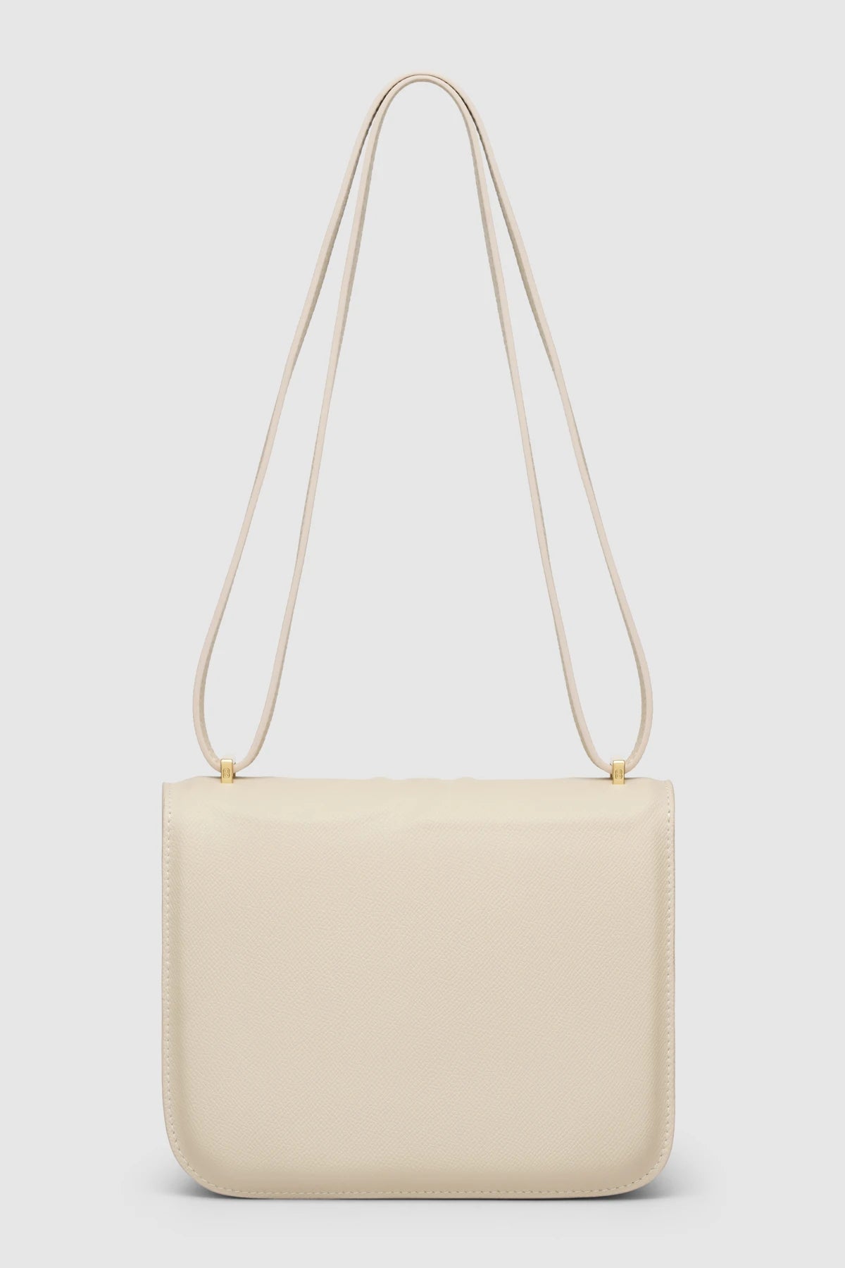 Bagian belakang tas Buttonscarves Alba Bag Medium warna putih chalk