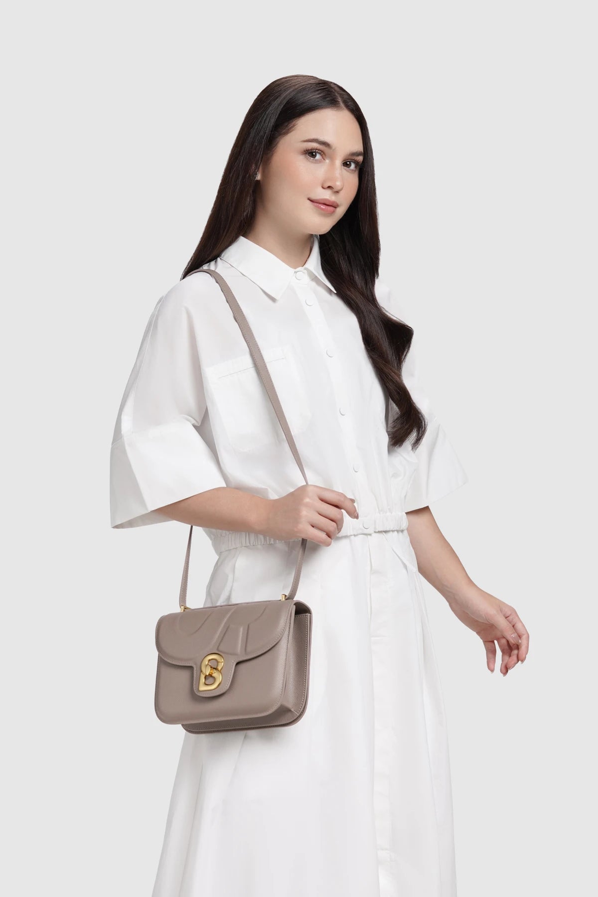 Model memakai tas Buttonscarves Alba Bag Medium warna Taupe