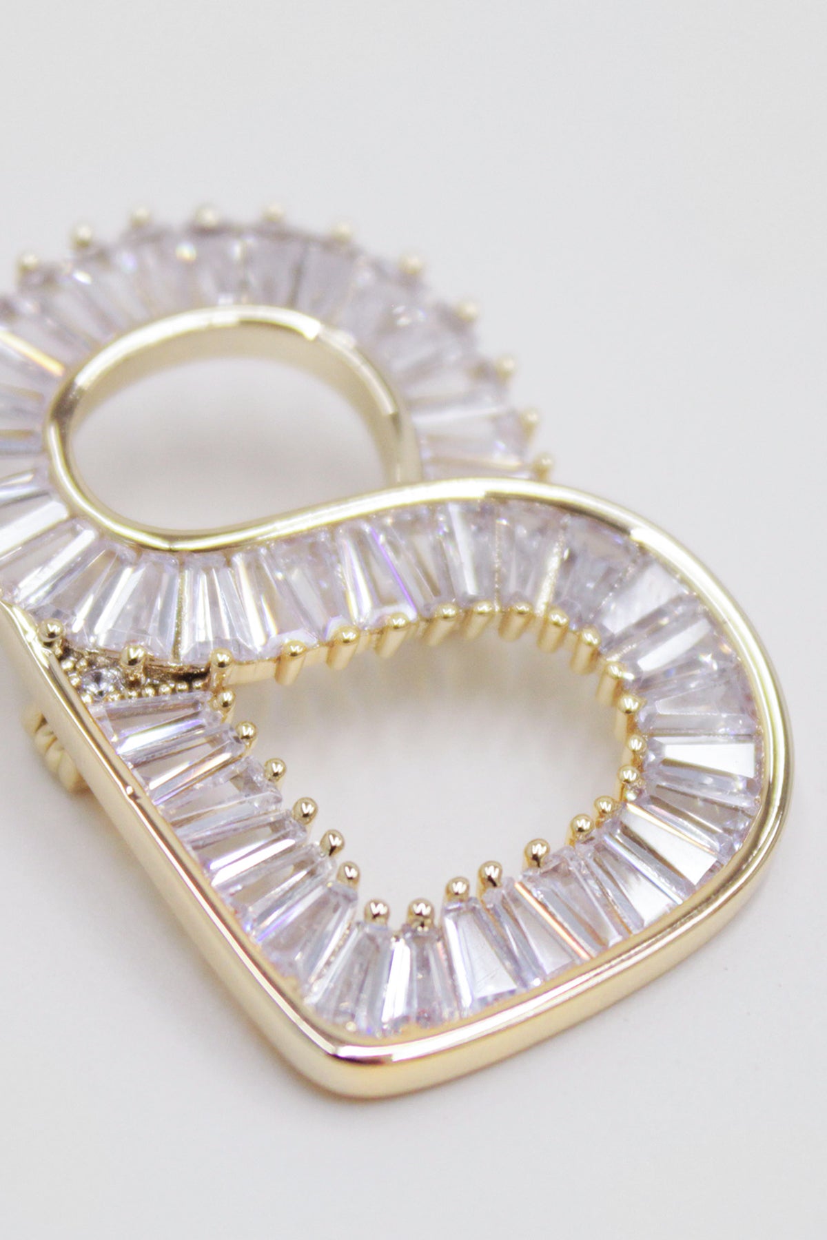 The Lavish Signature Brooch in Gold