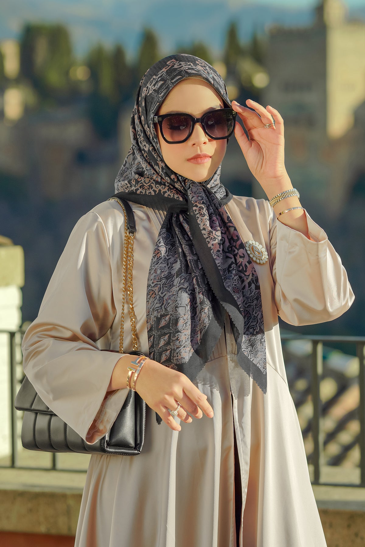 The Granada Voile Square - Black