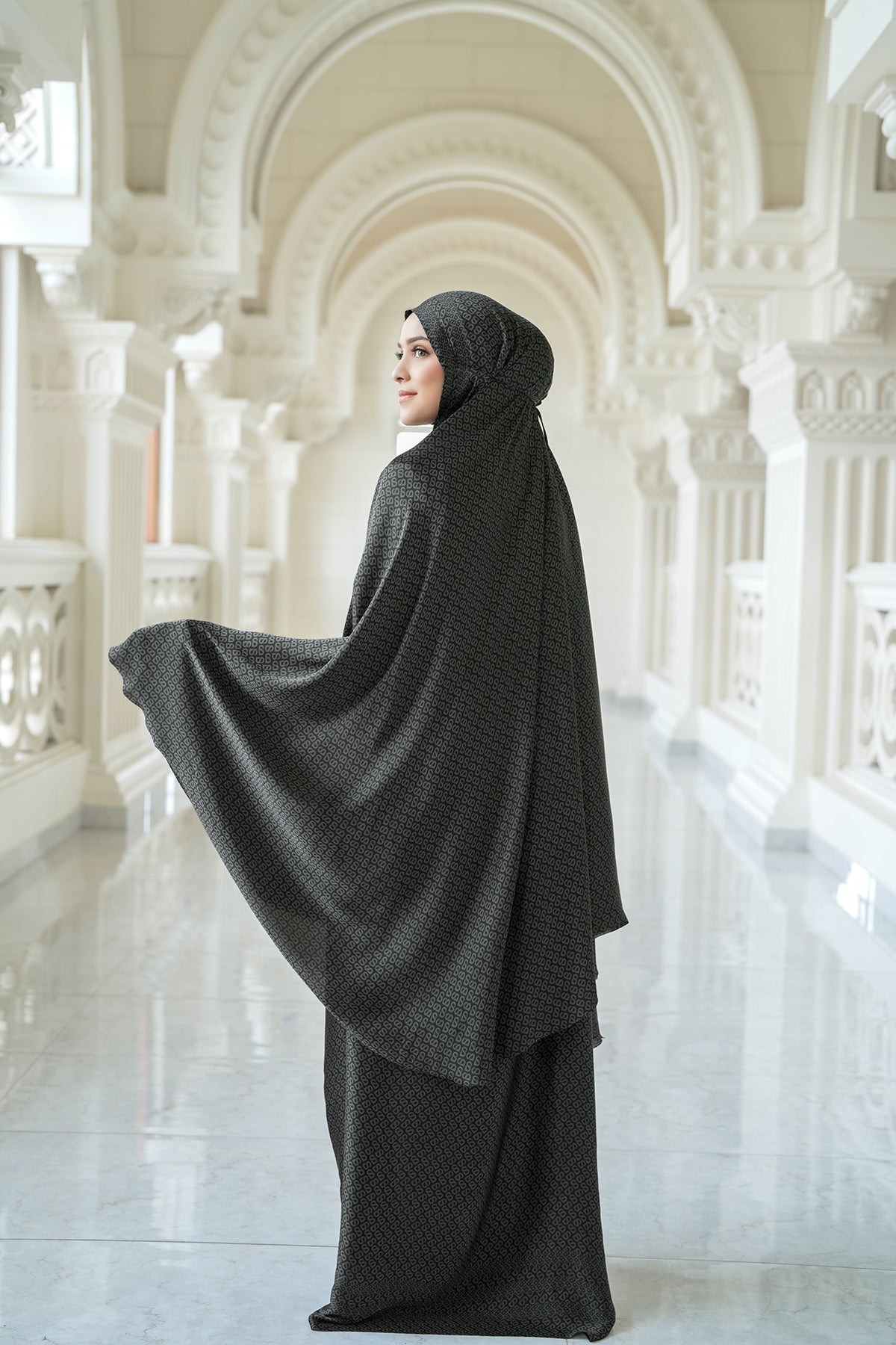 Tapis Prayer Robe - Jet Black
