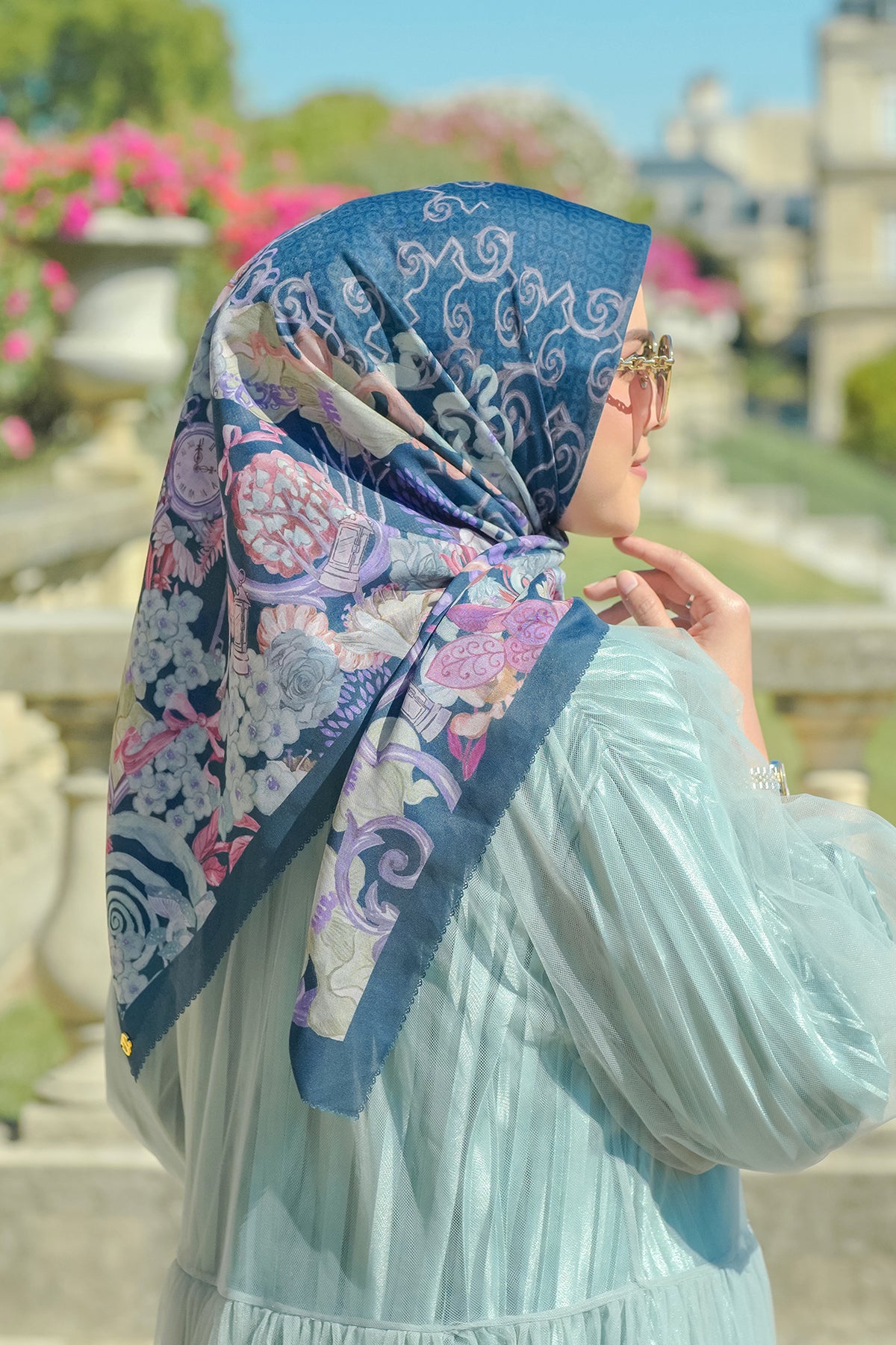 The Wonderland Square - Crown Blue