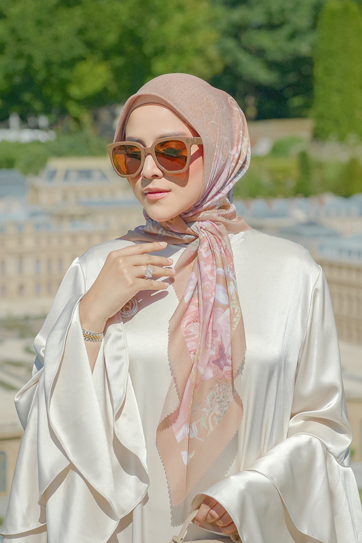 The Wonderland Square - Golden Brown