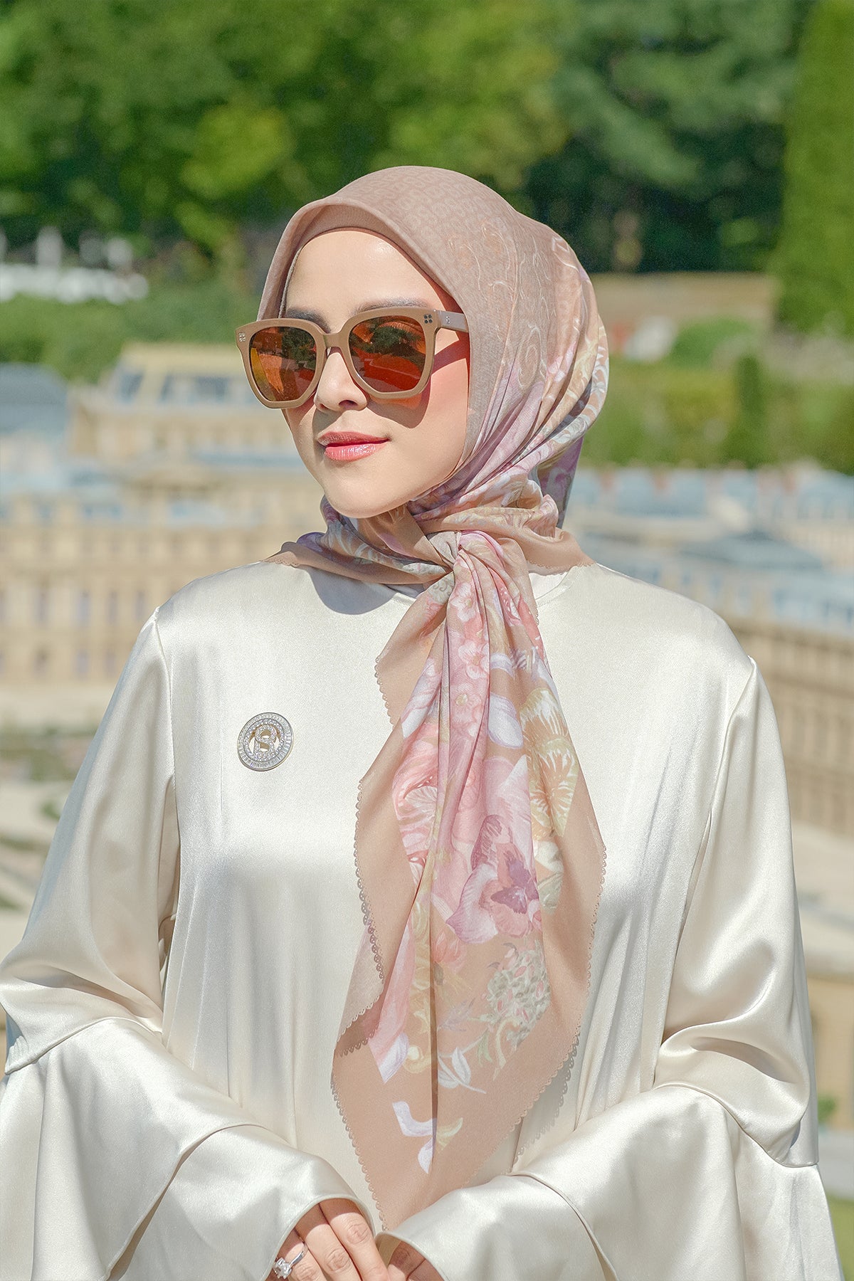 The Wonderland Square - Golden Brown