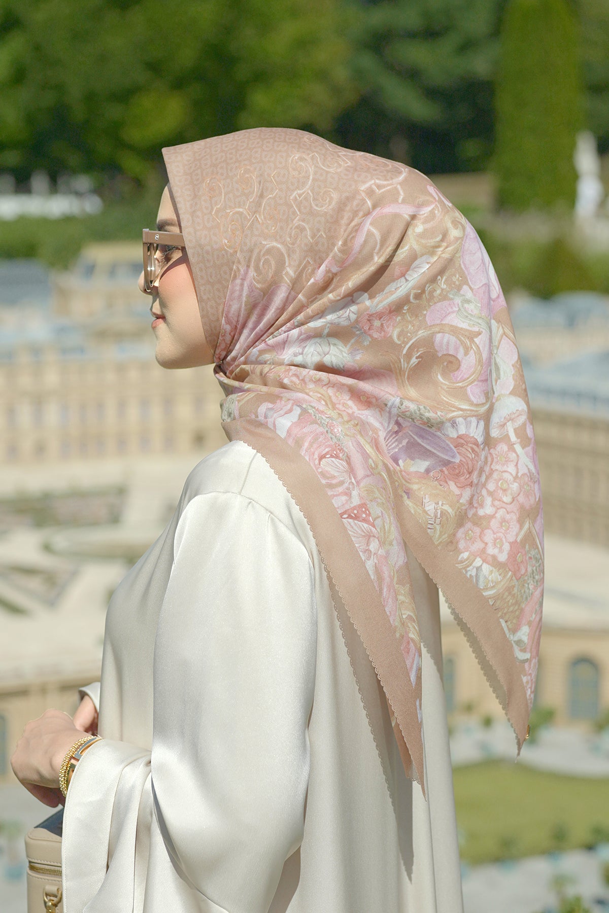 The Wonderland Square - Golden Brown