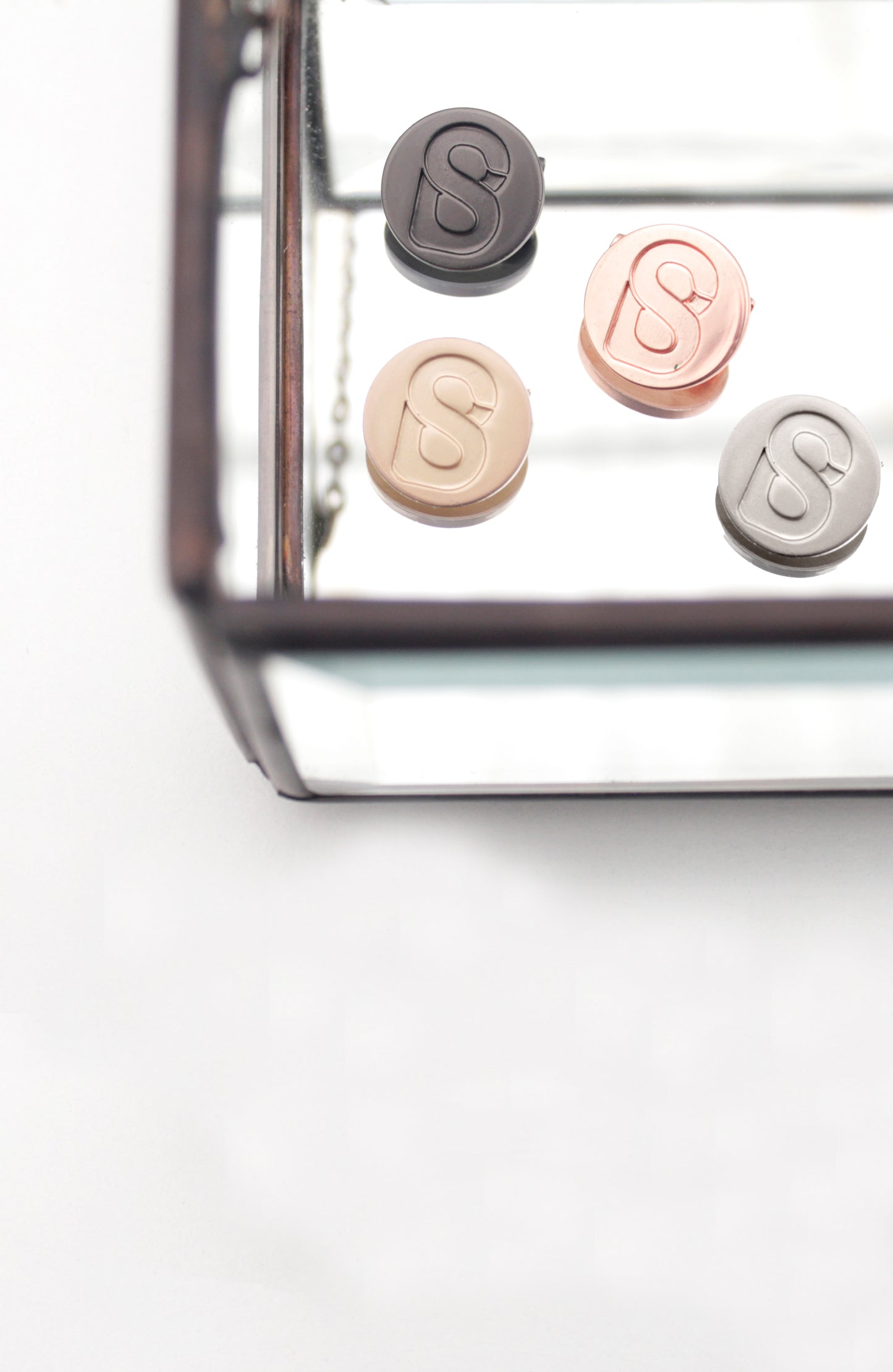 Round Signature Brooch Gold