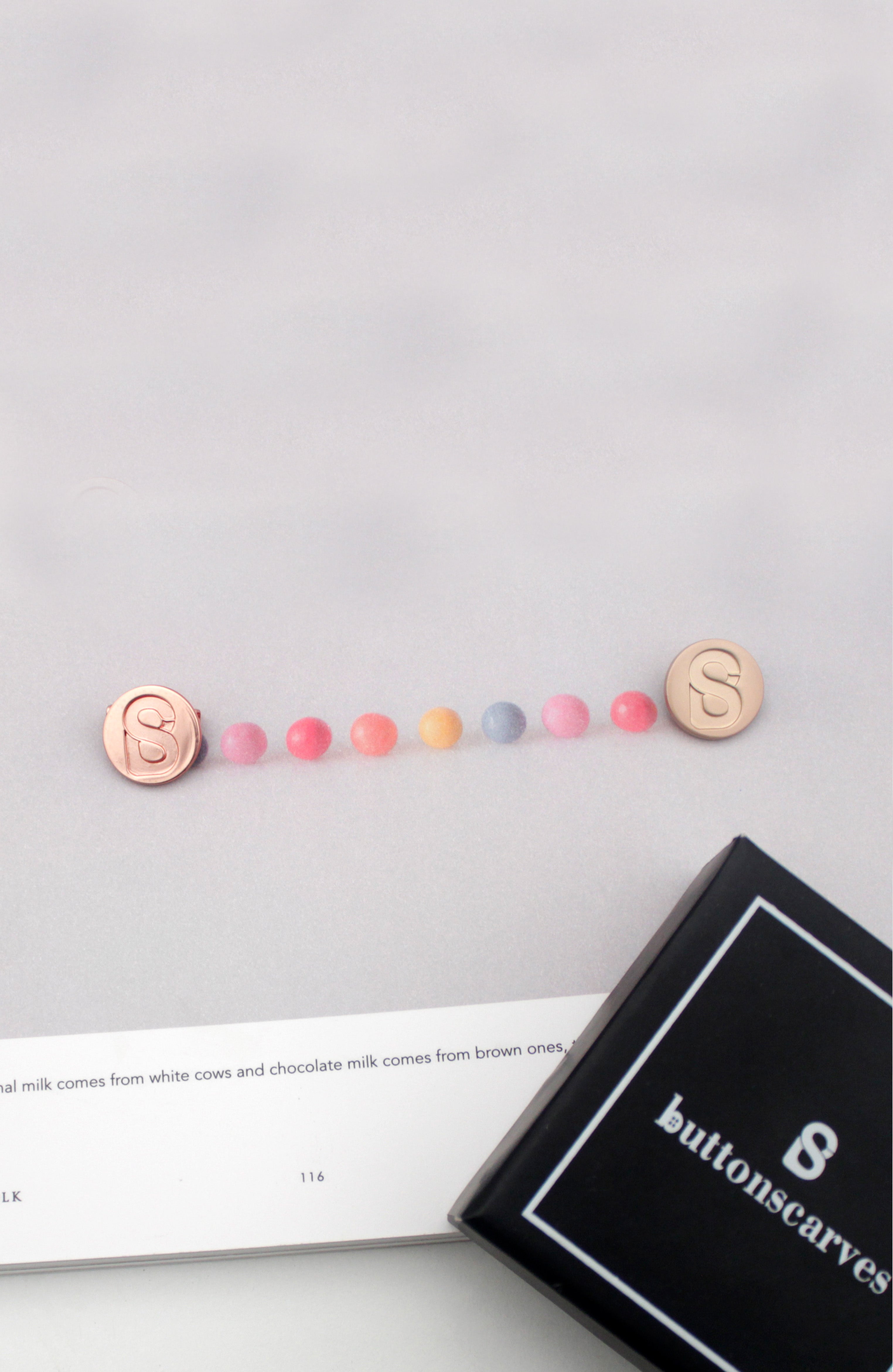 Round Signature Brooch Gold