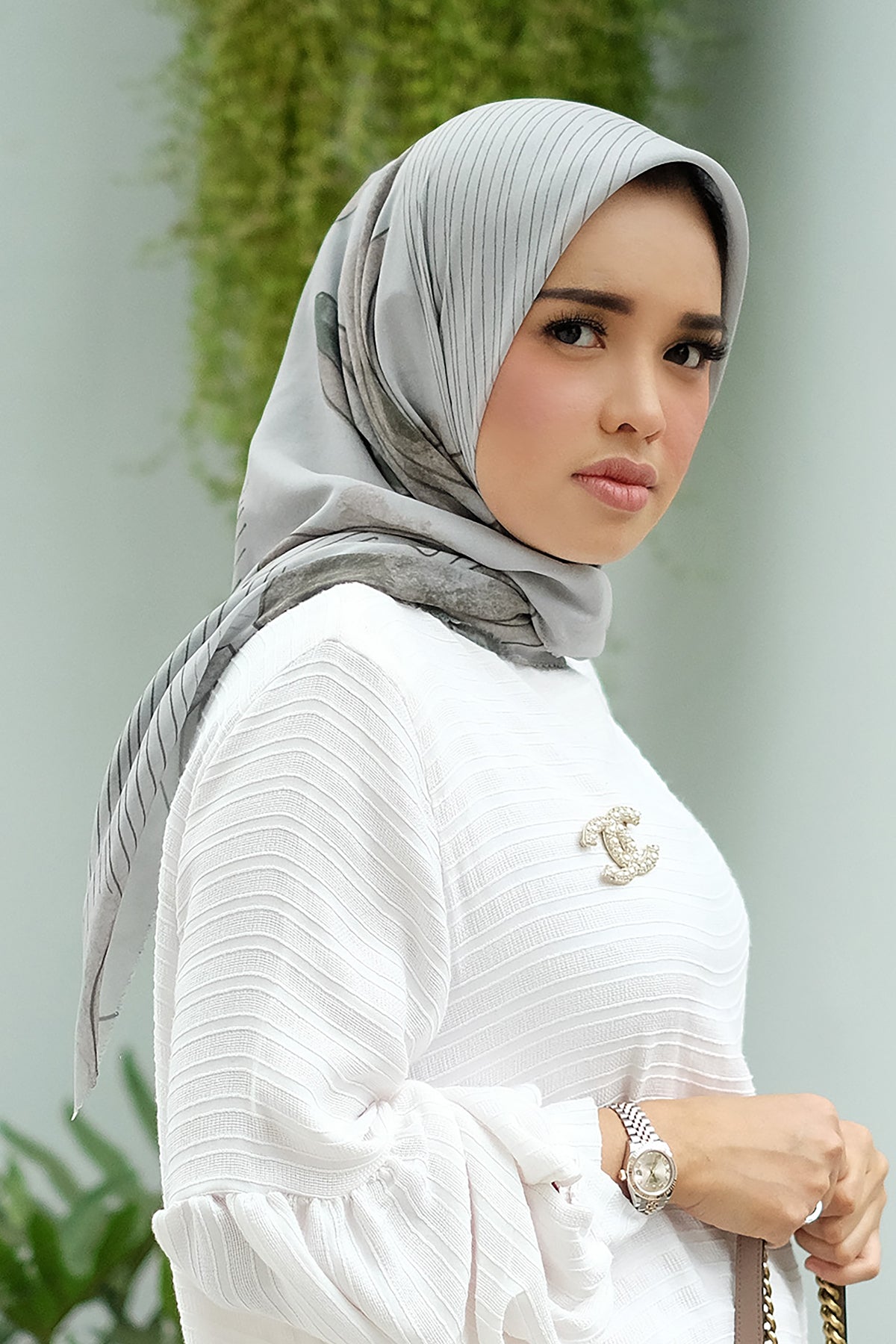 Iris Voal Square - Willow