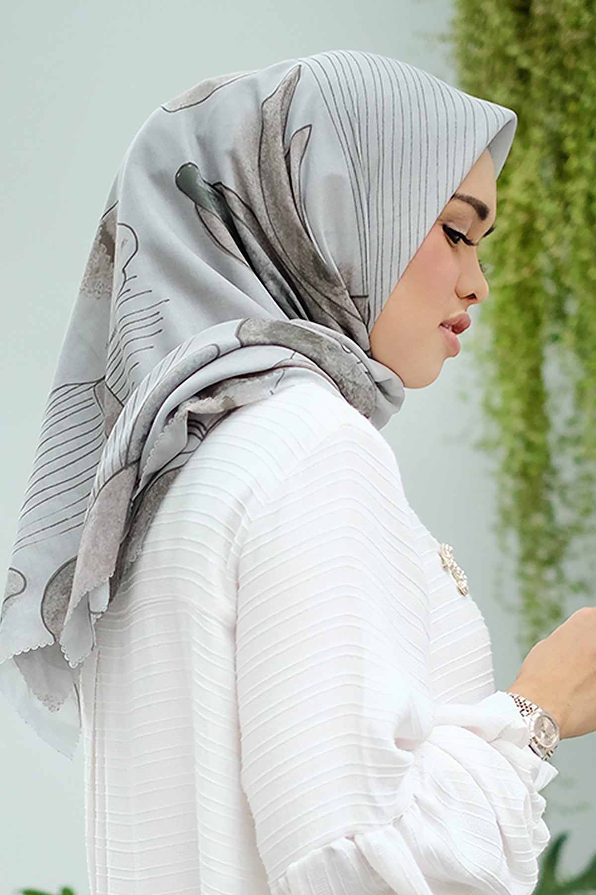 Iris Voal Square - Willow