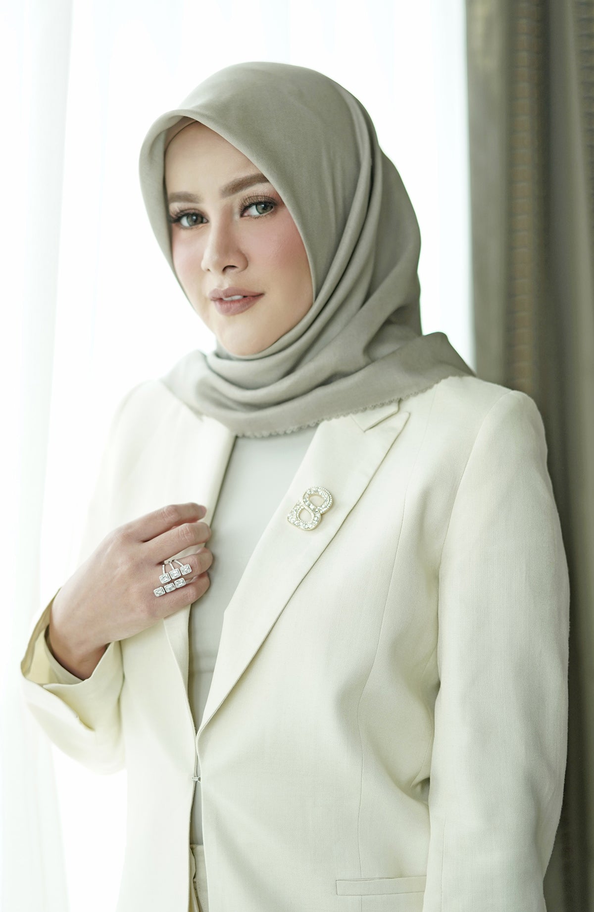 Olla Square in Bone White