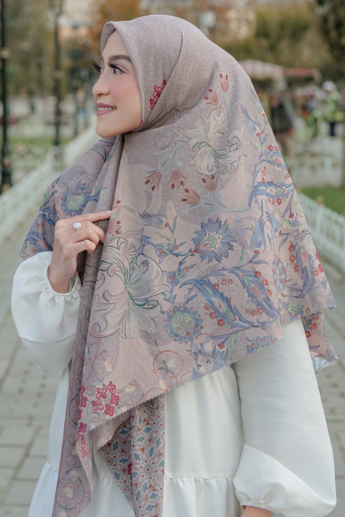 The Topkapi Voal Square XL - Earl Gray