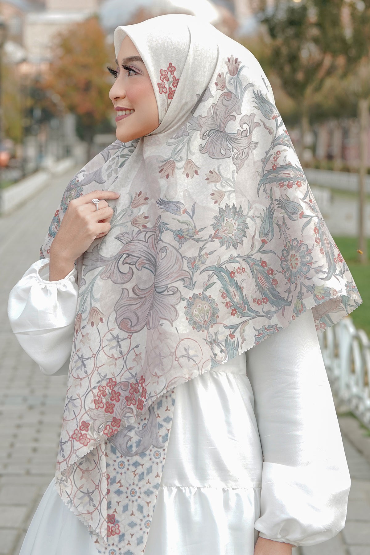 The Topkapi Voal Square XL - Ivory