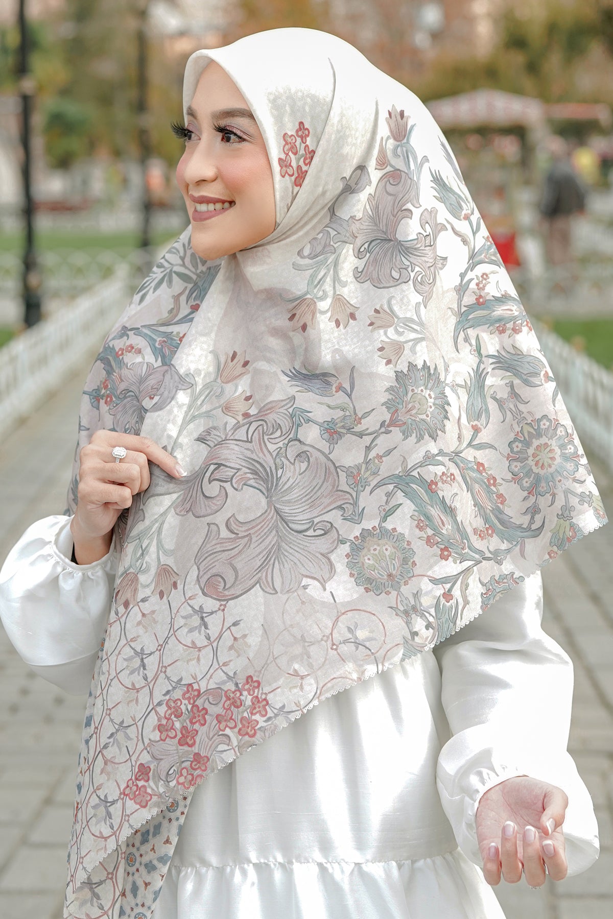 The Topkapi Voal Square XL - Ivory