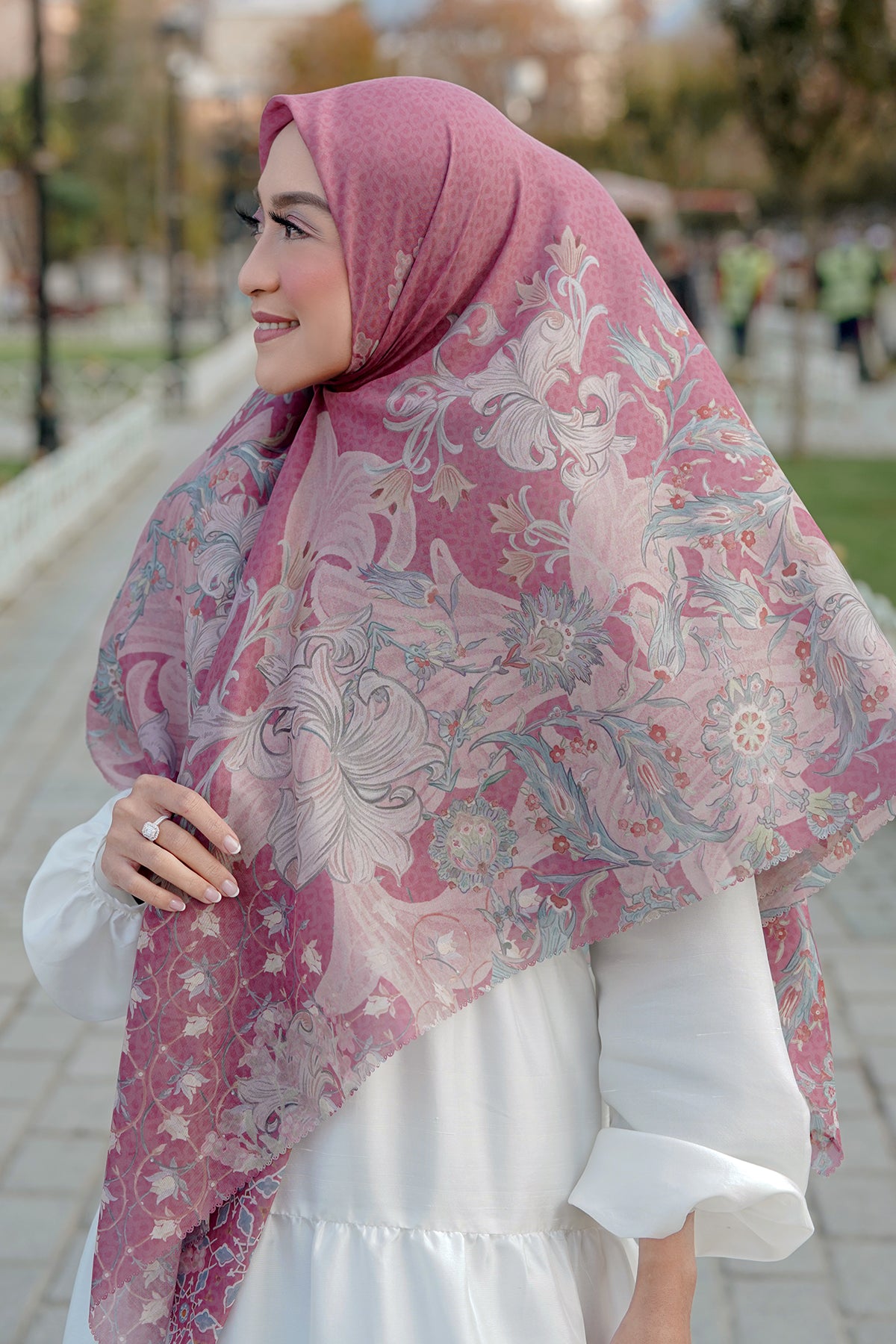 The Topkapi Voal Square XL - Raspberry