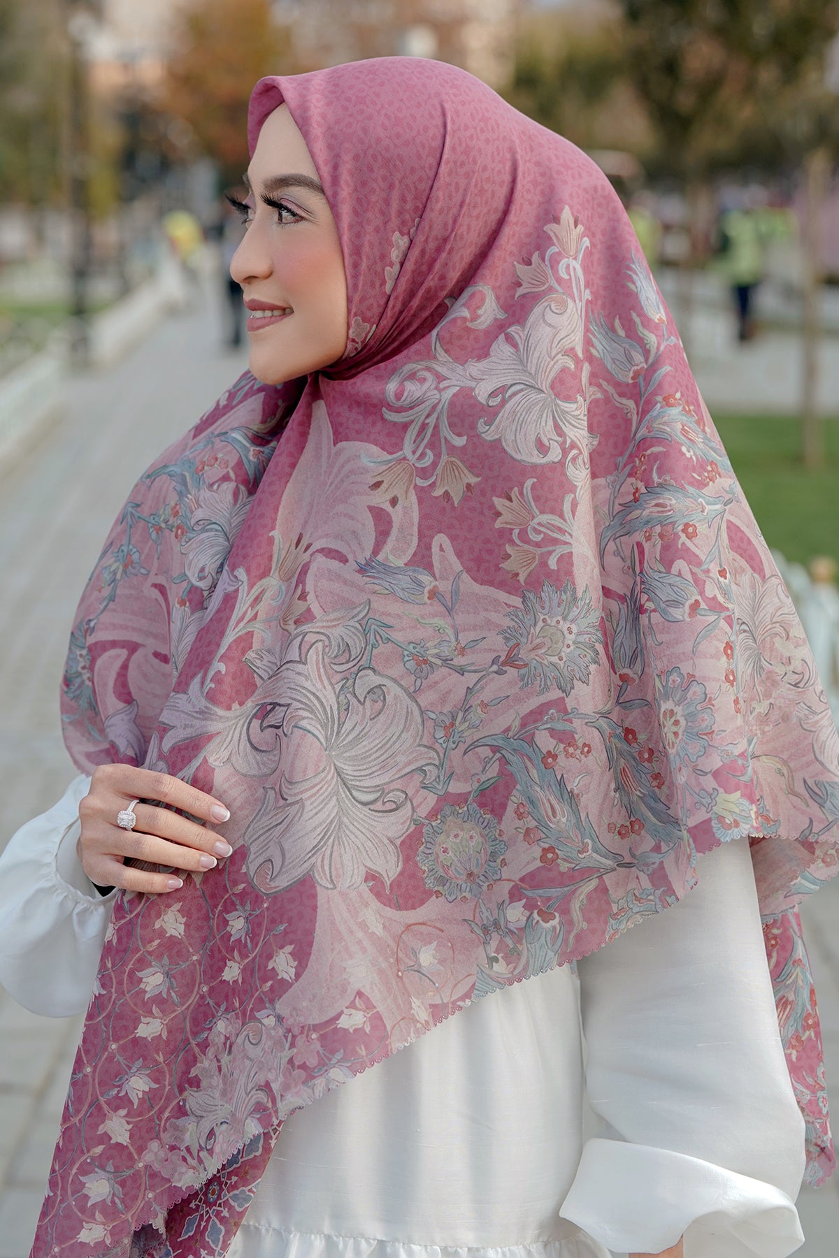 The Topkapi Voal Square XL - Raspberry