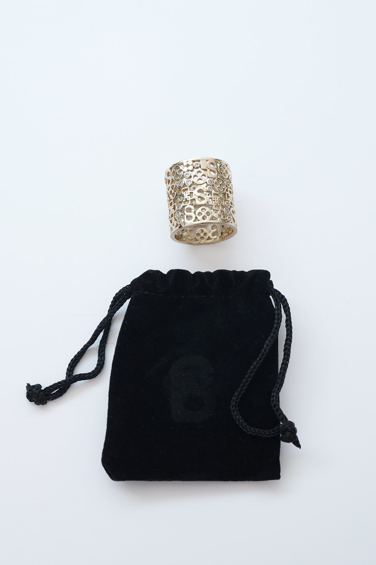 Monogram Oymalı Yüzük Broş - Altın