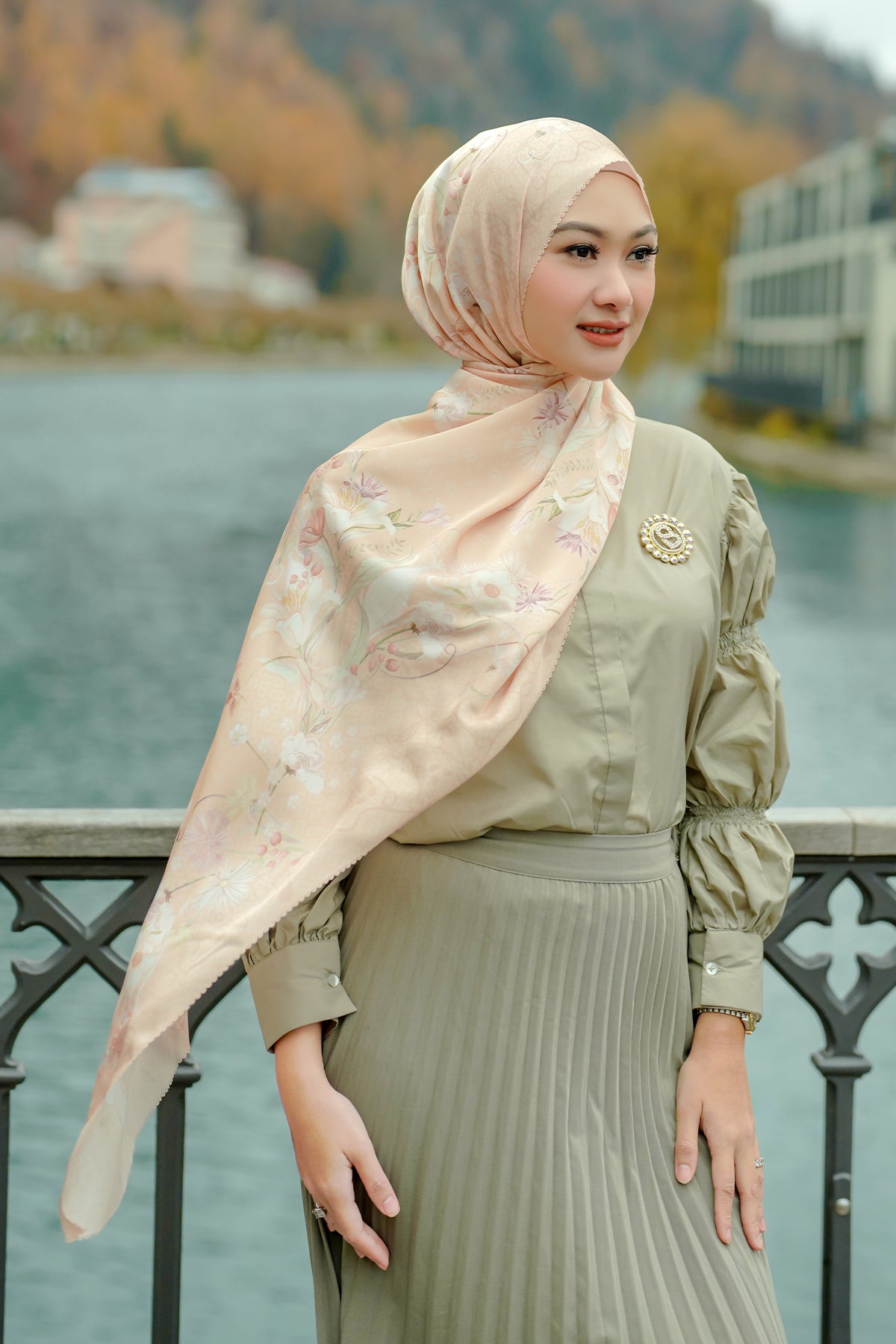The Nada Satin Shawl - Mi