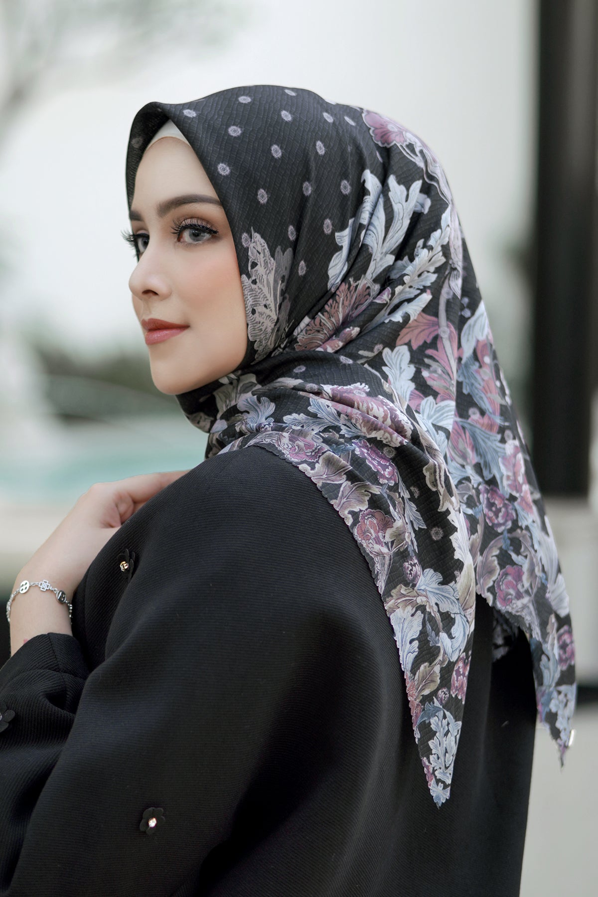 The Royale Voal Square XL - Black