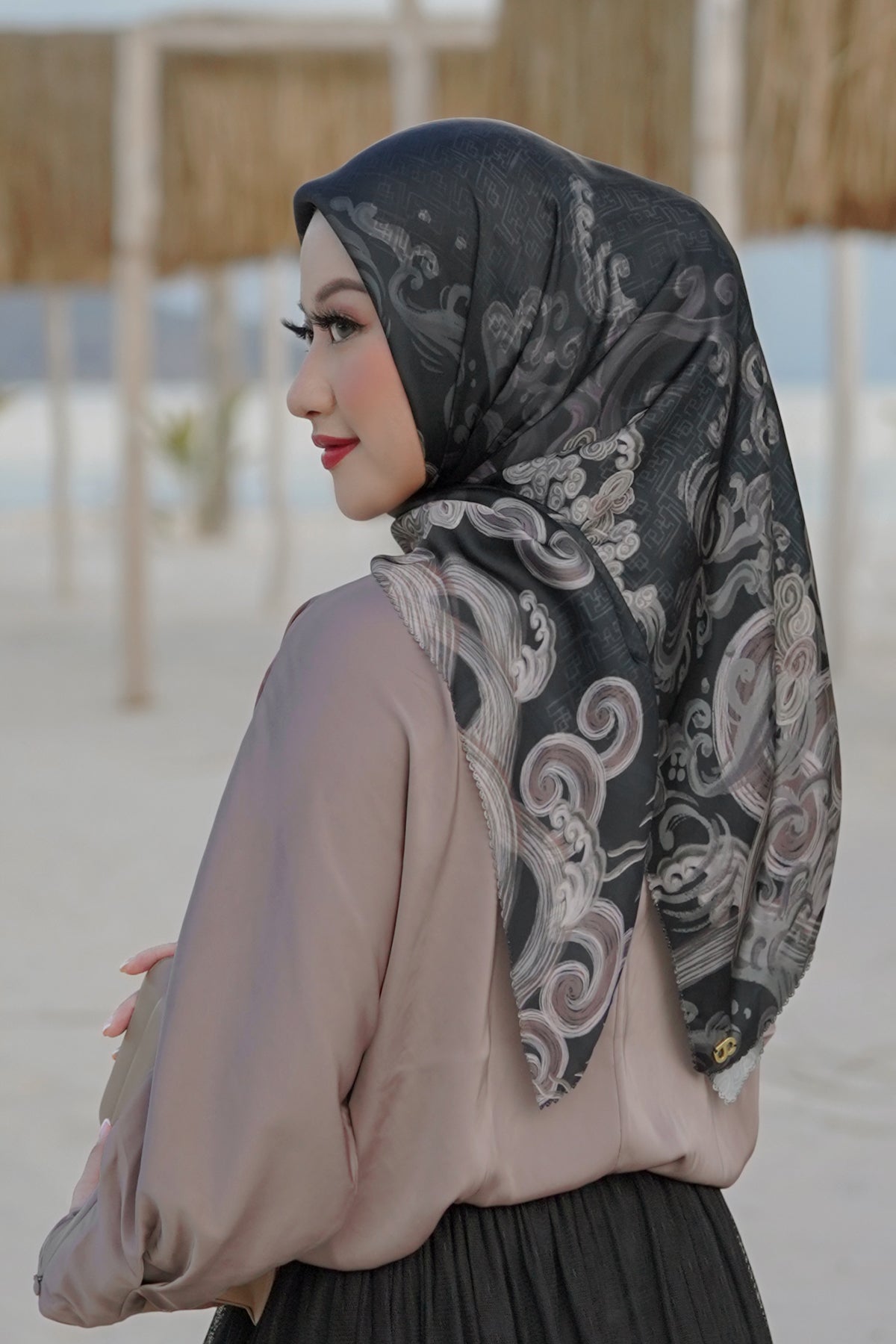 The Wave Satin Square in Black