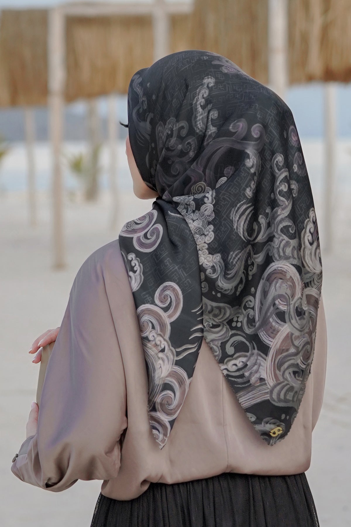 The Wave Satin Square in Black