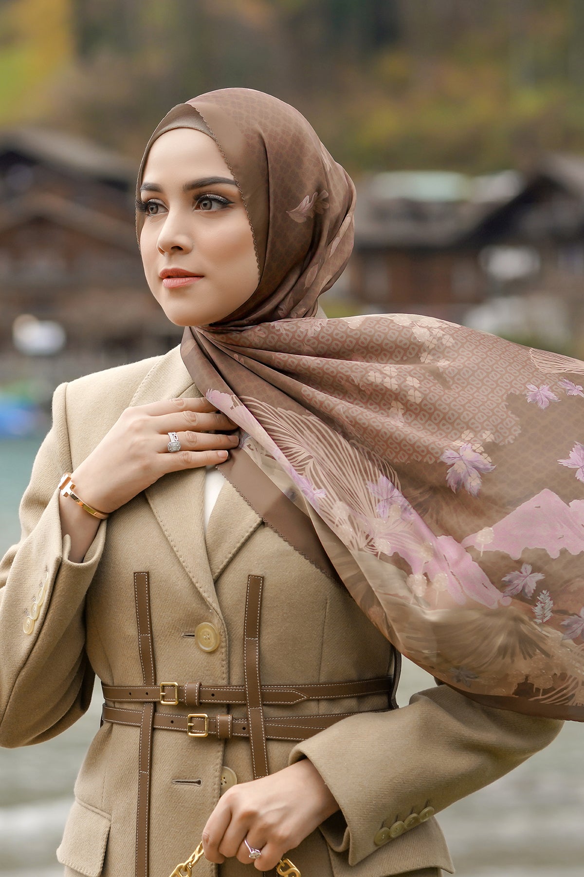 Iseltwald Satin Shawl - Cocoa