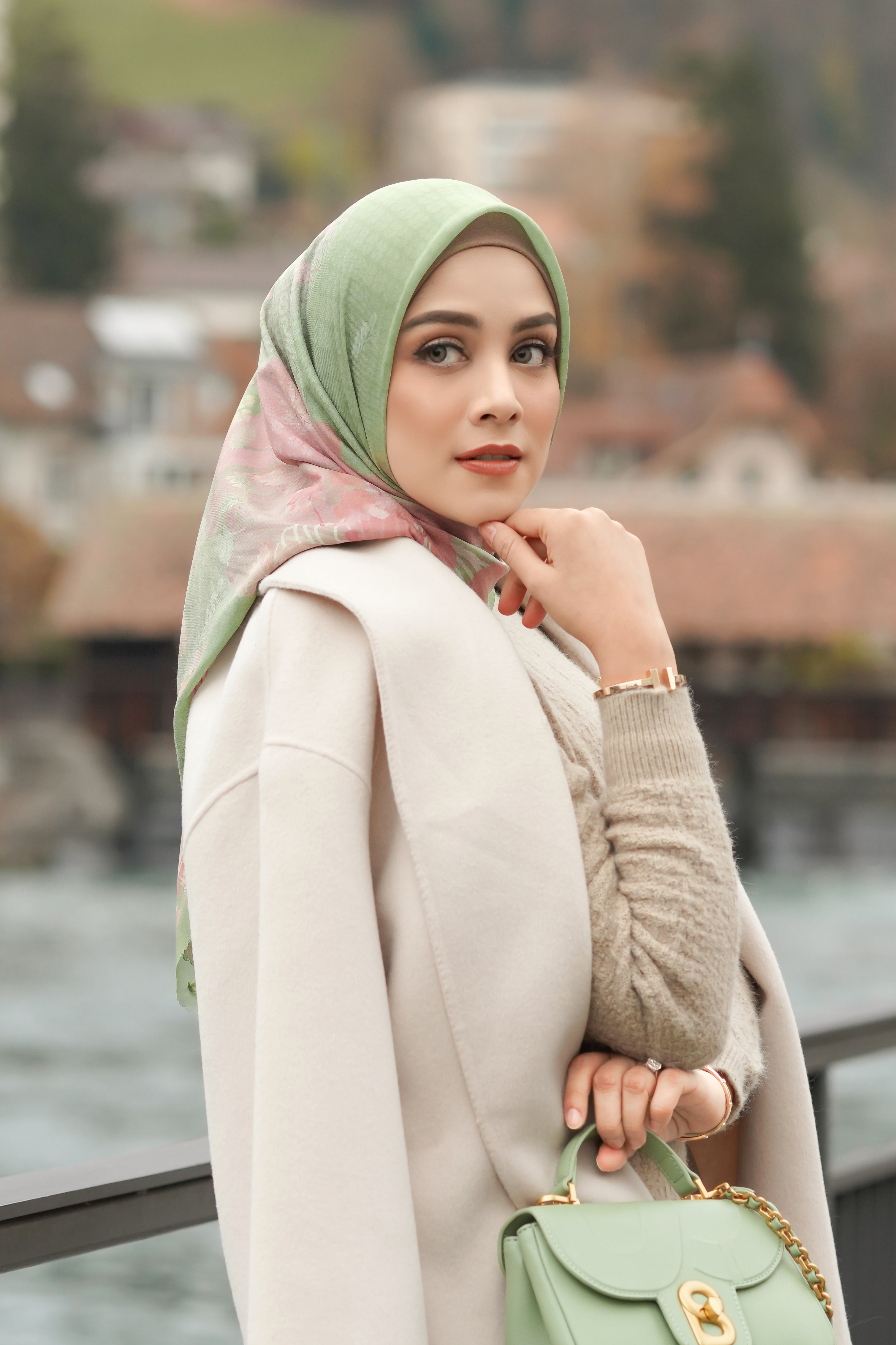 Iseltwald Meydanı - Yapraklar