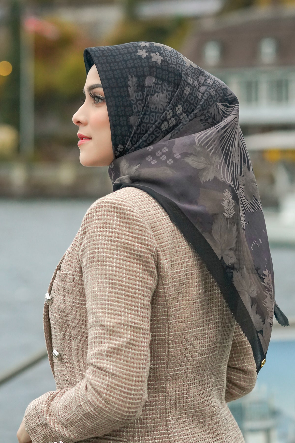 Iseltwald Square - Black